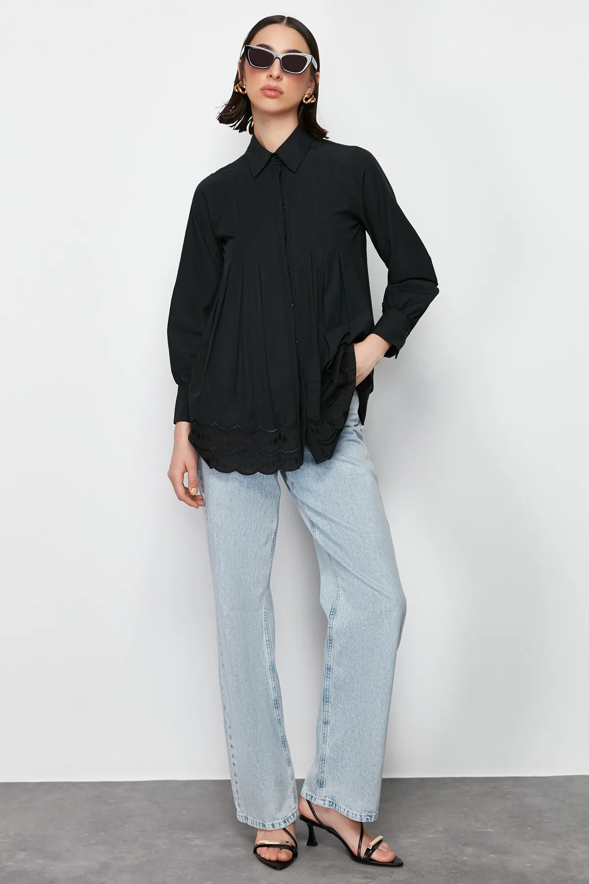 Trendyol Modest  Schwarzes Hemd aus gewebter Baumwolle mit Stickereidetails TCTSS24TG00017