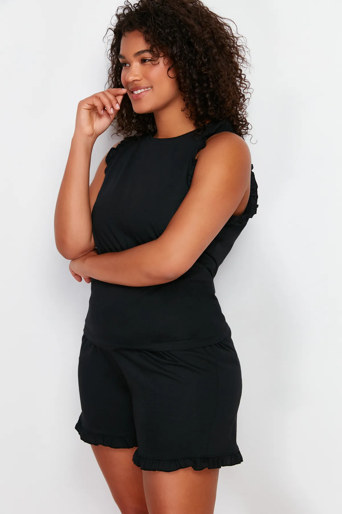 Trendyol Curve  Schwarzes Pyjama-Set aus Strick mit Sportlershorts und Rüschendetail TBBSS24AI00017