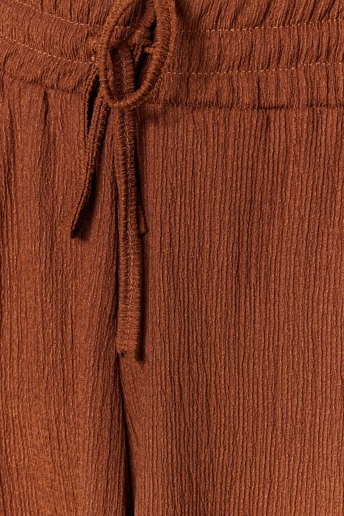 Trendyol Collection  Braune Relaxed Fit Shorts mit normaler Taille und Wickel-/Strukturstrickmuster TWOSS22SR0212
