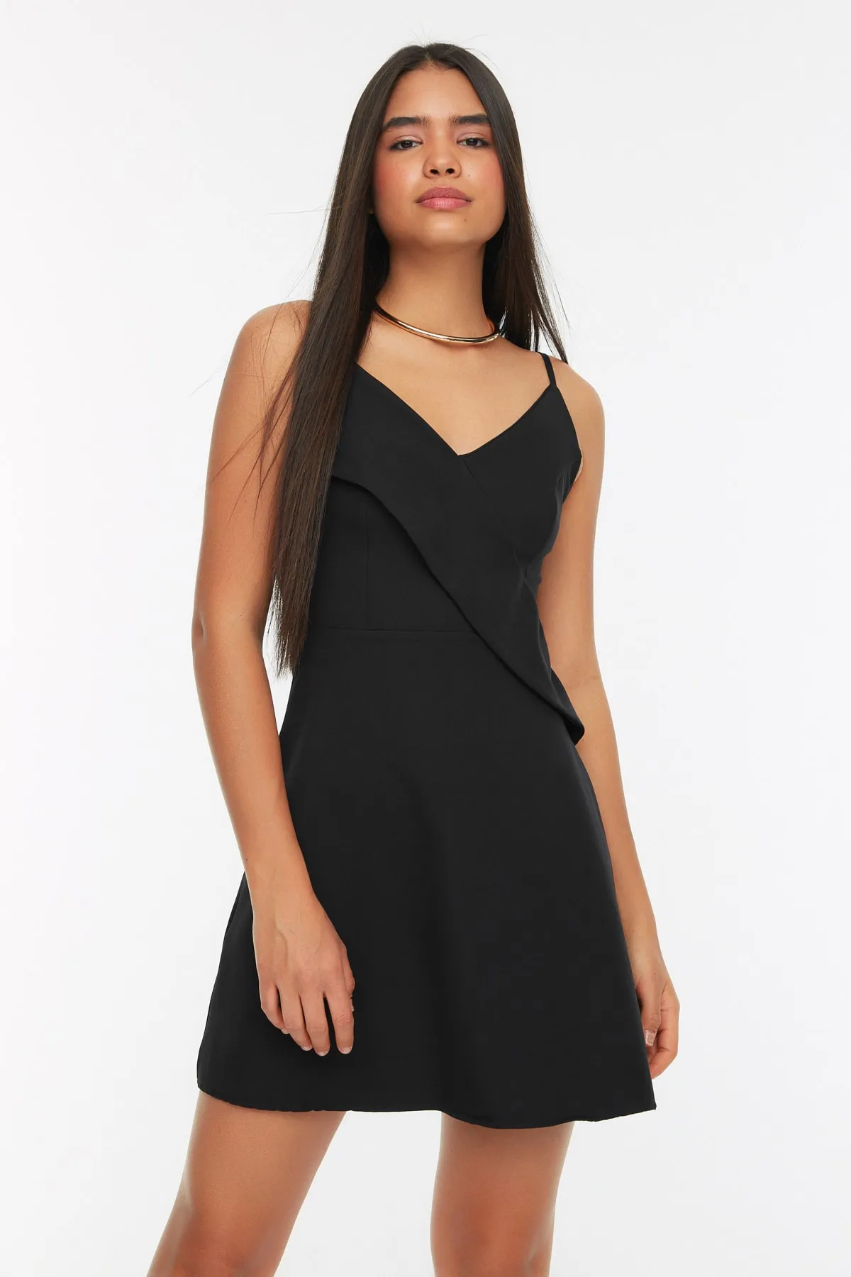 Trendyol Collection  Schwarzes A-Linien-Kleid aus gewebtem Mini-Volant mit V-Ausschnitt und Trägern TWOSS20EL1123