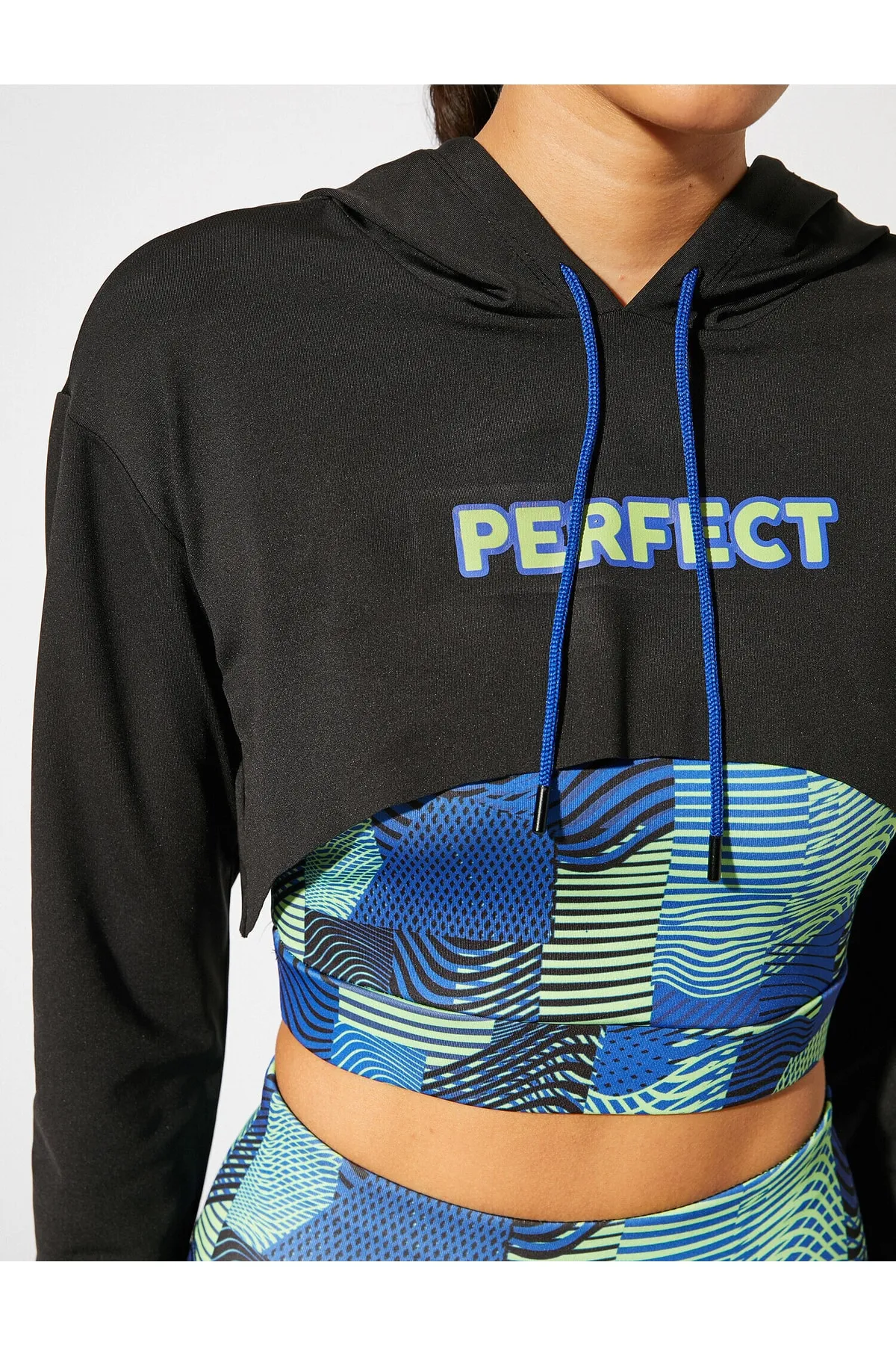 Koton  Perfekt bedrucktes Crop-T-Shirt mit Kapuze und langen Ärmeln