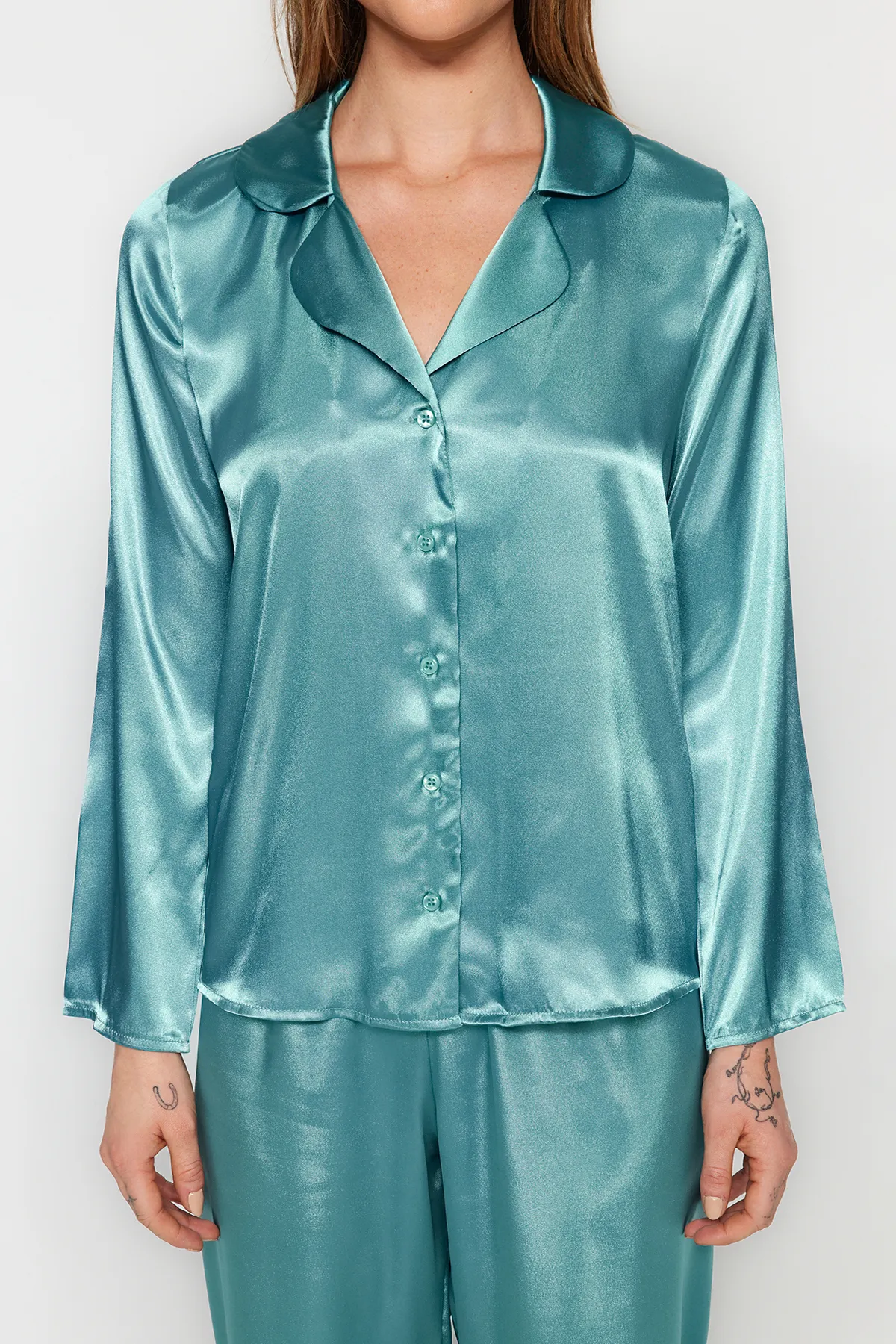 Trendyol Collection  Blaues, gewebtes Pyjama-Set aus Hemd und Hose aus Satin THMAW24PT00026