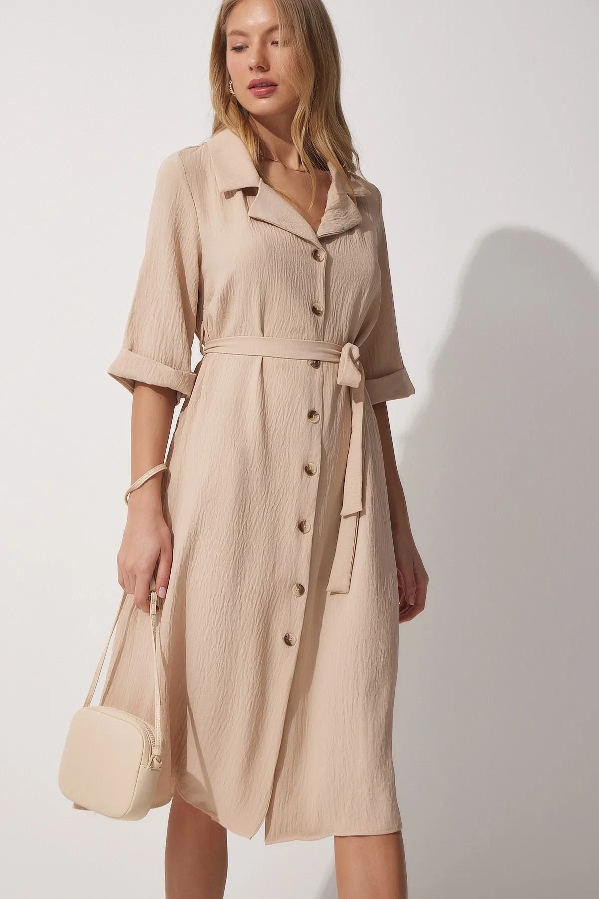 Happiness İstanbul  Cremefarbenes Sommer-Hemdkleid für Damen mit Gürtel MX00045