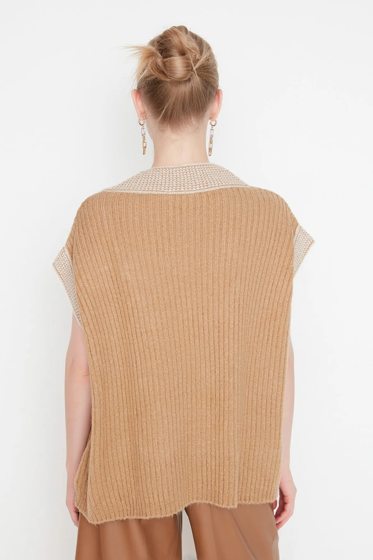 Trendyol Collection  Kamelfarbener Strickpullover mit Oversize-Kragen und detailliertem Strickmuster