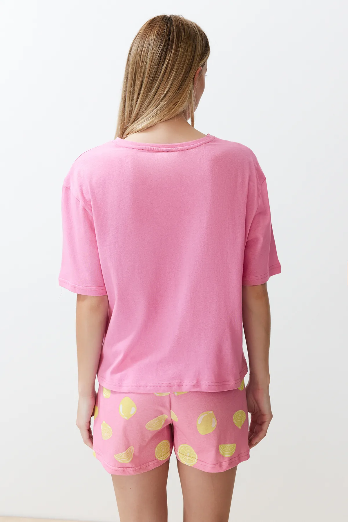 Trendyol Collection  Rosa gestricktes Pyjama-Set aus 100 % Baumwolle mit Slogan Fruit-Print THMSS24PT00226