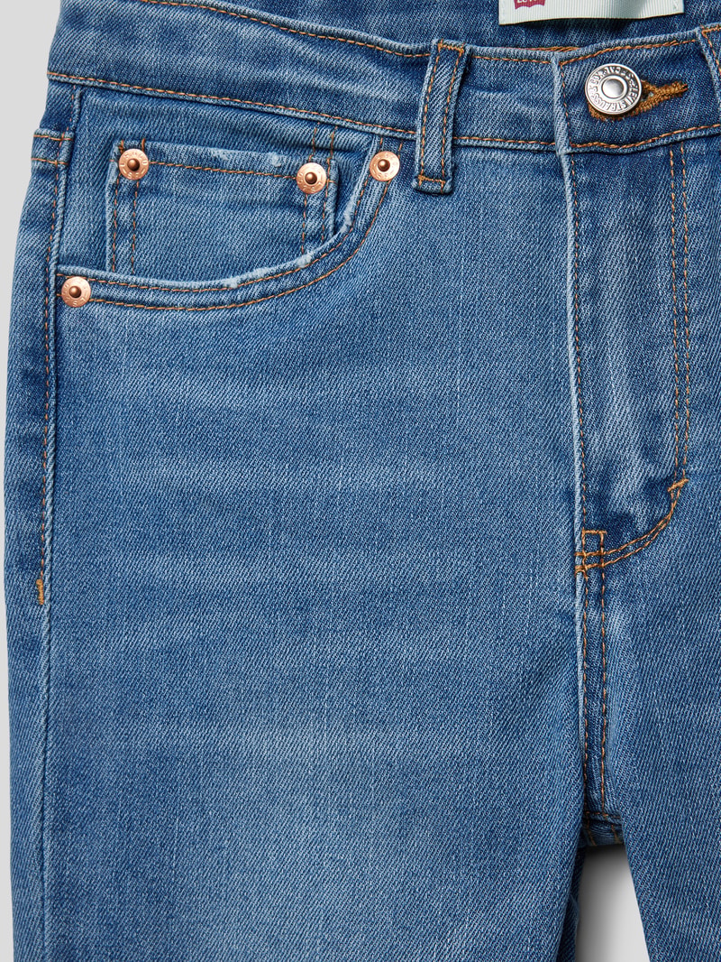 Jeans mit Label-Patch in blau