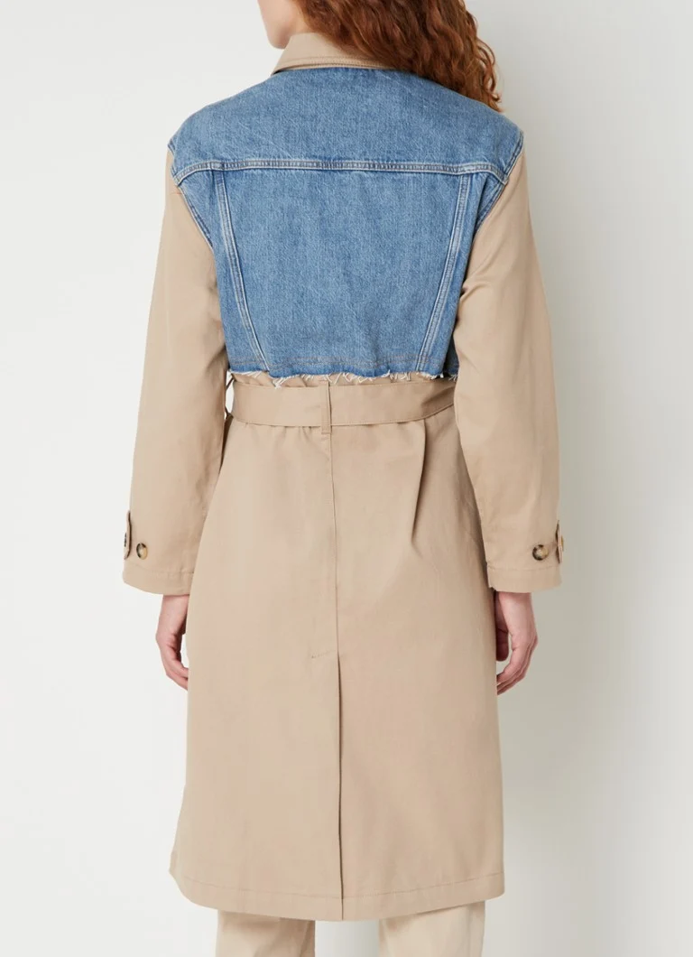 Gabardina Tomy de ba&sh con detalles de mezclilla y cinturón.