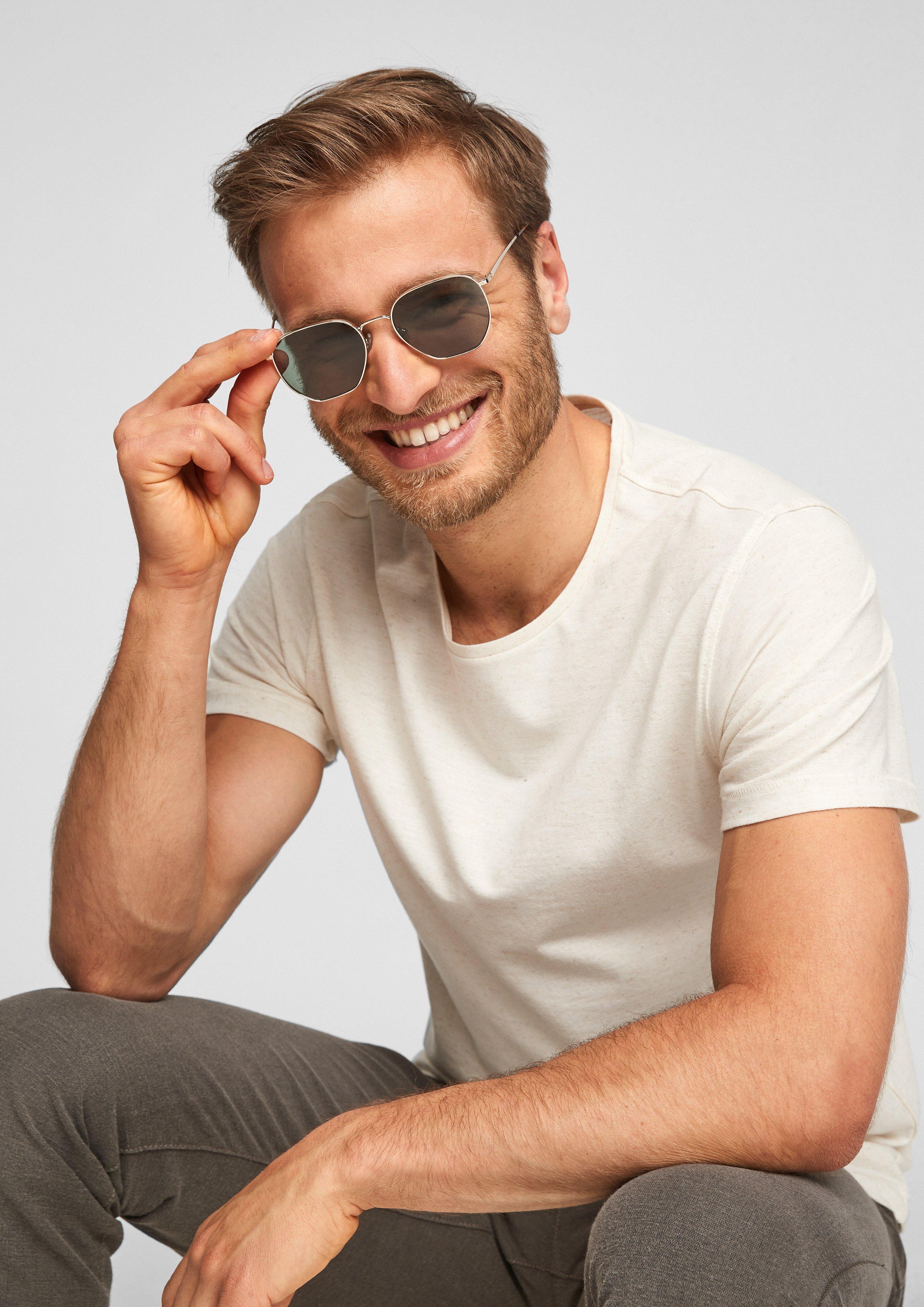 Sonnenbrille in modischer Form  143.120.141.98541-100