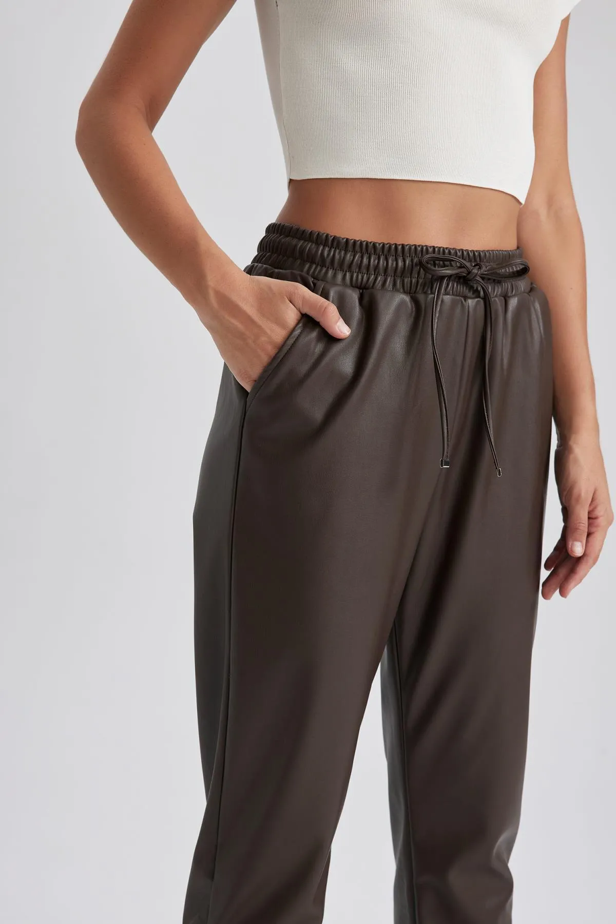 DeFacto  Hose aus Kunstleder mit hoher Taille und Joggertaschen