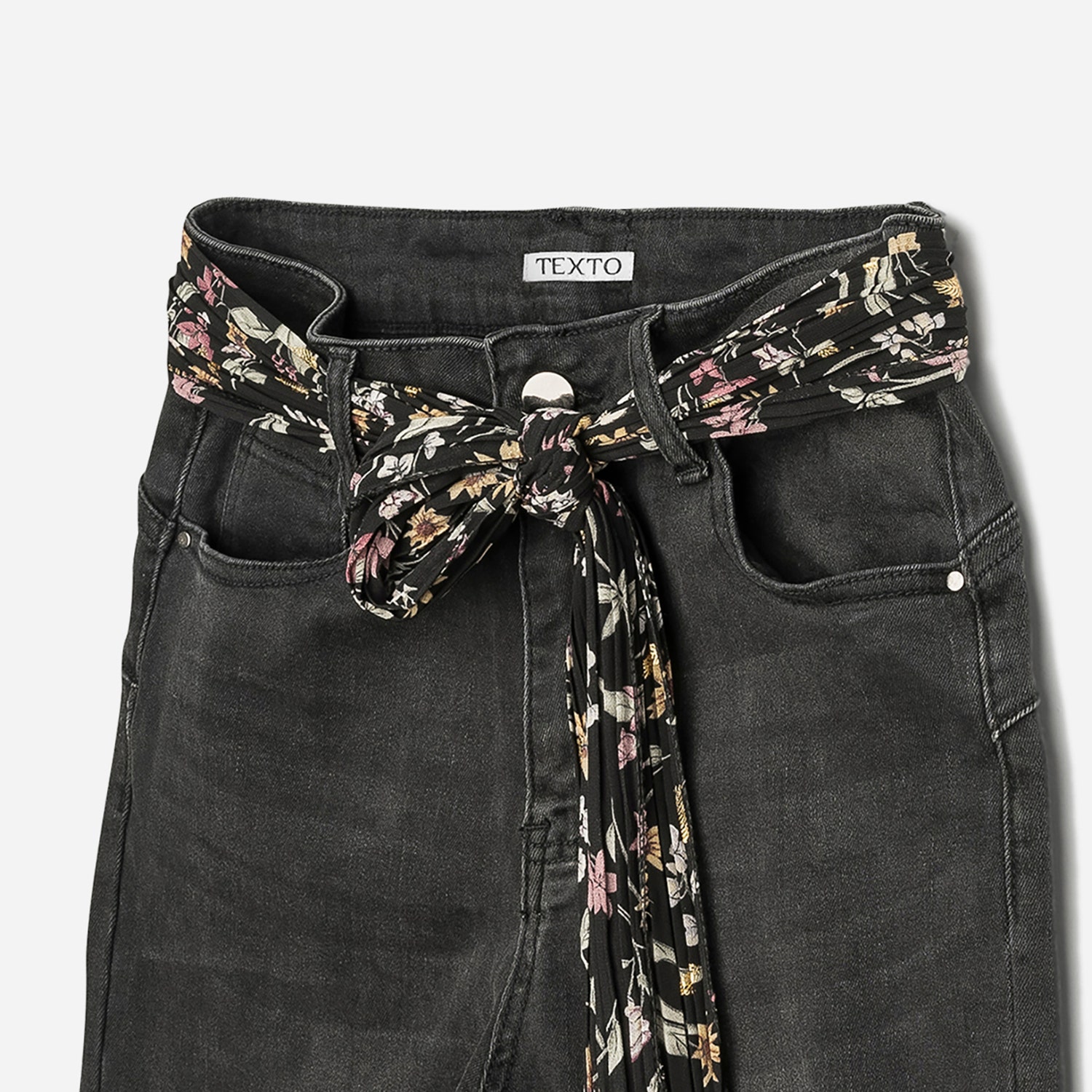 Jean slim noir avec ceinture-foulard fleurie