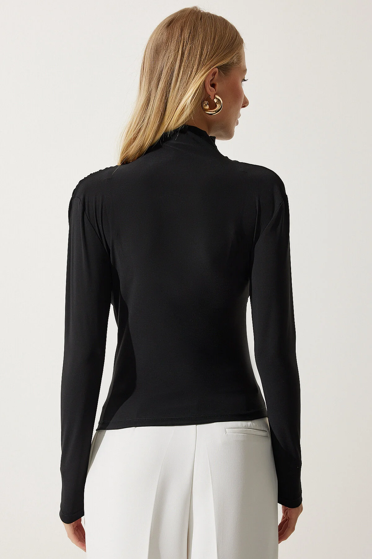 Happiness İstanbul  Schwarze, geraffte, detaillierte Sandy-Bluse mit hohem Kragen für Damen FF00135