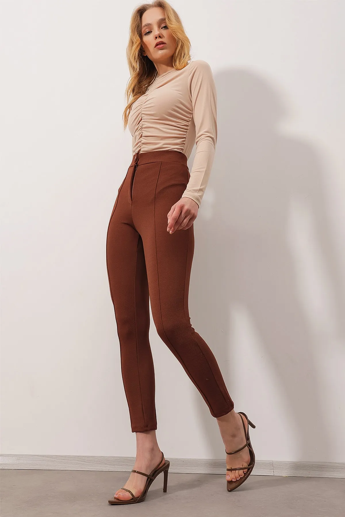 Trend Alaçatı Stili  Braune Damenhose mit hohem Bund und gerippten Nähten, gewebt, ALC-X9810