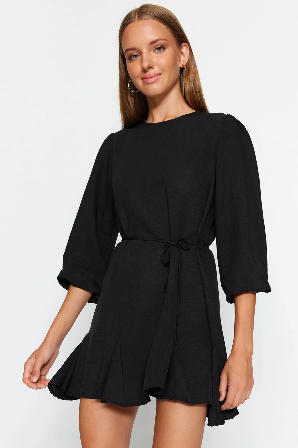 Trendyol Collection  Schwarzes, gerade geschnittenes Mini-Webkleid mit Rundhalsausschnitt und Gürtel TWOAW24EL00337