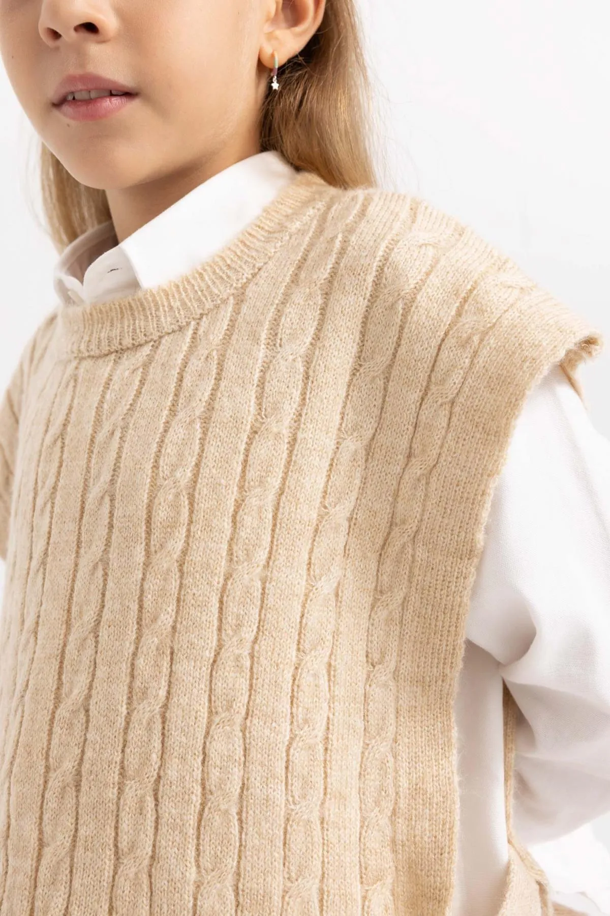 DeFacto  Strickpullover für Mädchen mit normaler Passform und Rundhalsausschnitt