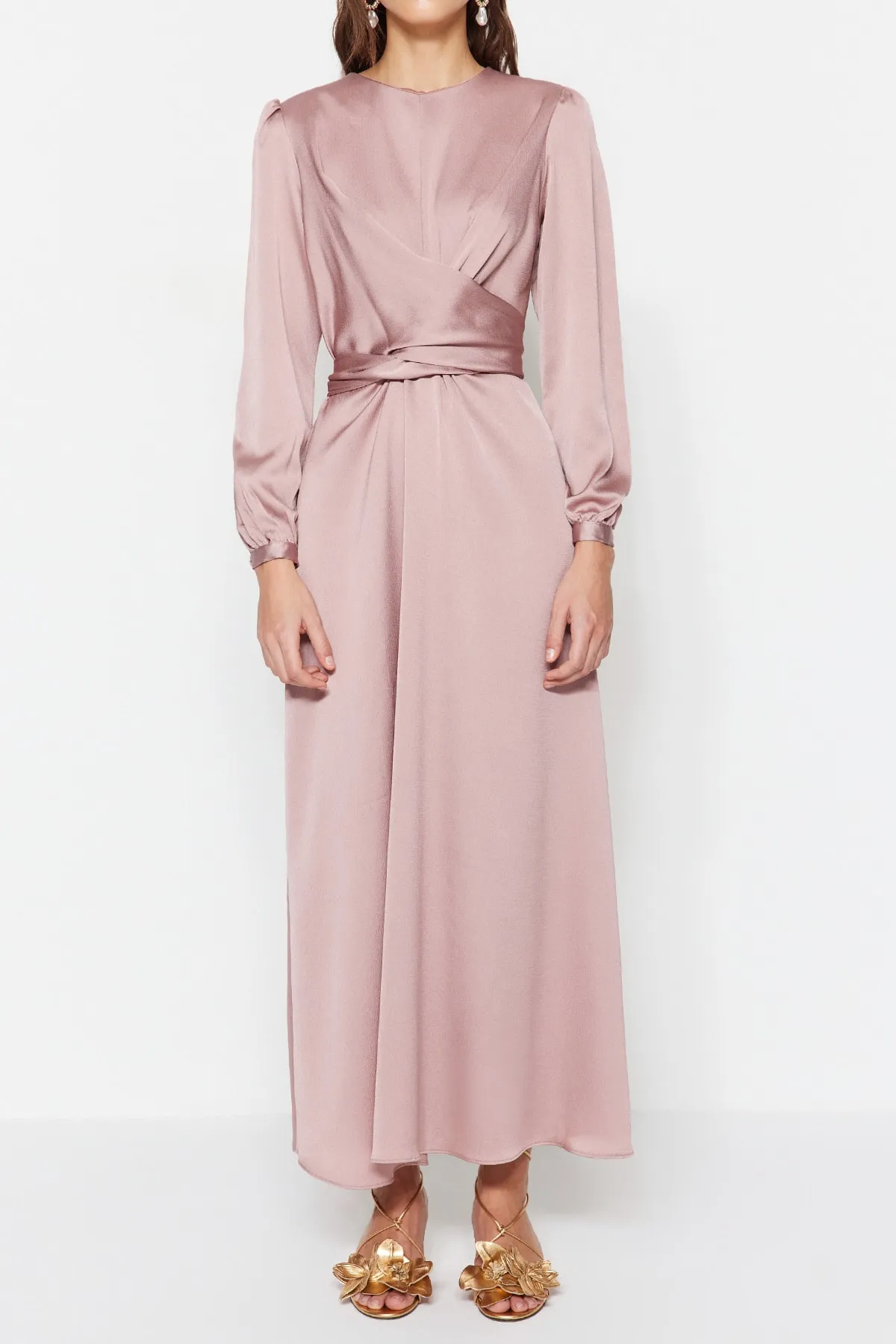 Trendyol Modest  Rosa Satin-Abendkleid mit überkreuzten Bindedetails TCTAW22EB0105