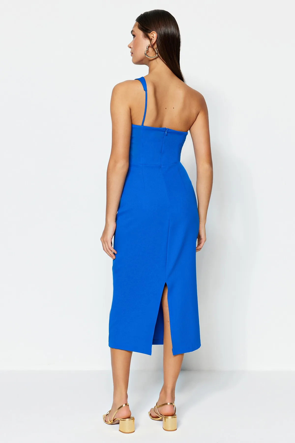 Trendyol Collection  Saks Tailliertes, gewebtes Abendkleid mit Fensterausschnitt und Ausschnitten TPRSS23EL00095
