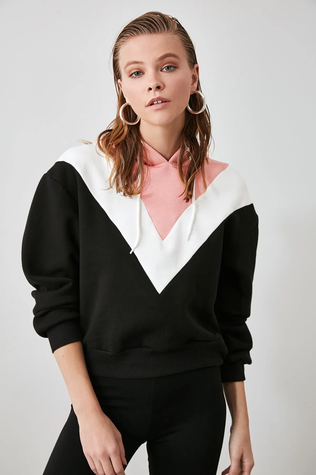 Trendyol Collection  Schwarzes Sweatshirt mit Kapuze und Farbblock-Muster, dickes Strickfleece innen, TWOAW21SW0059