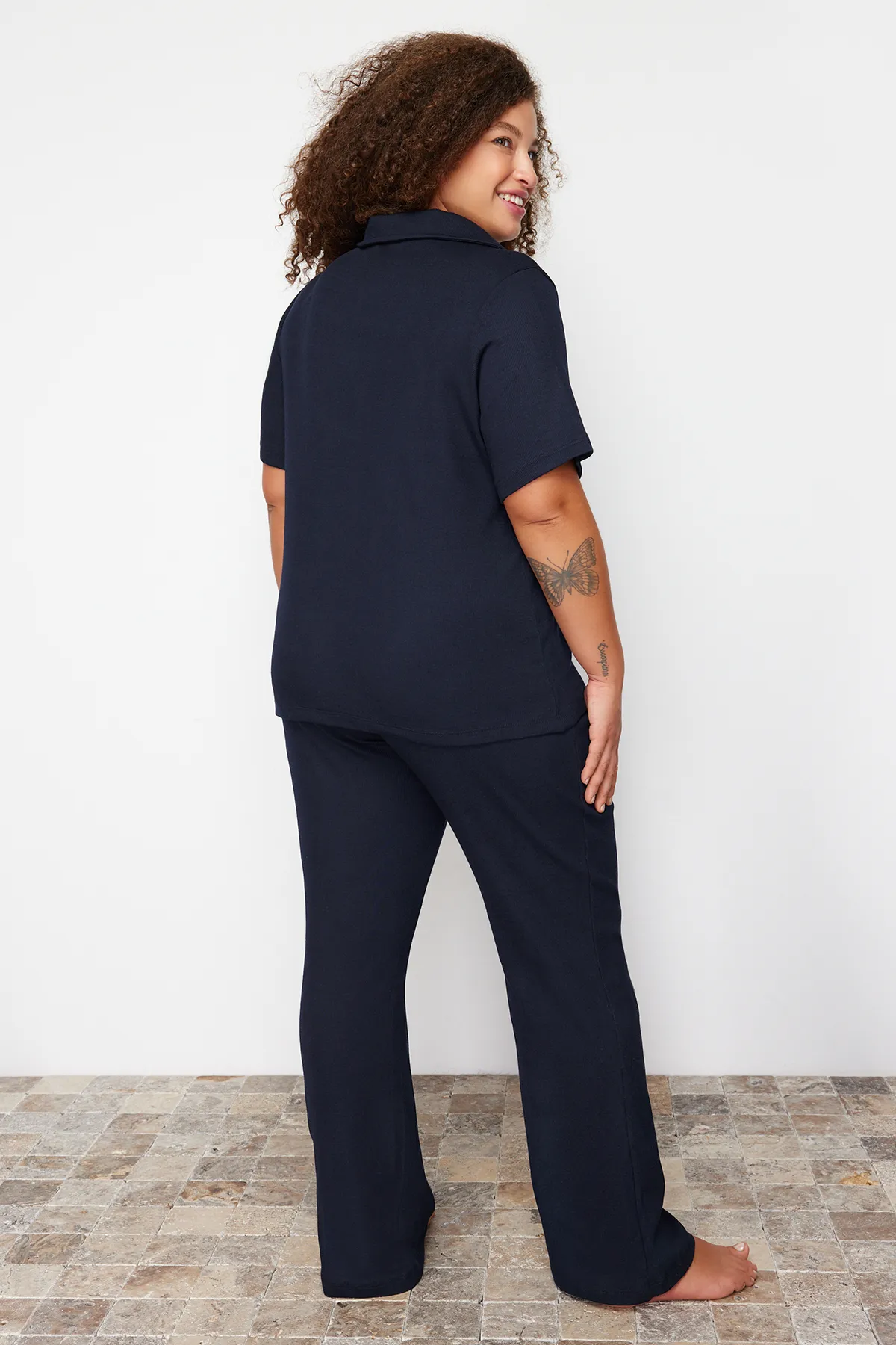 Trendyol Curve  Marineblaues Pyjama-Set aus Strick mit besticktem Hemdkragen TBBSS24AI00033