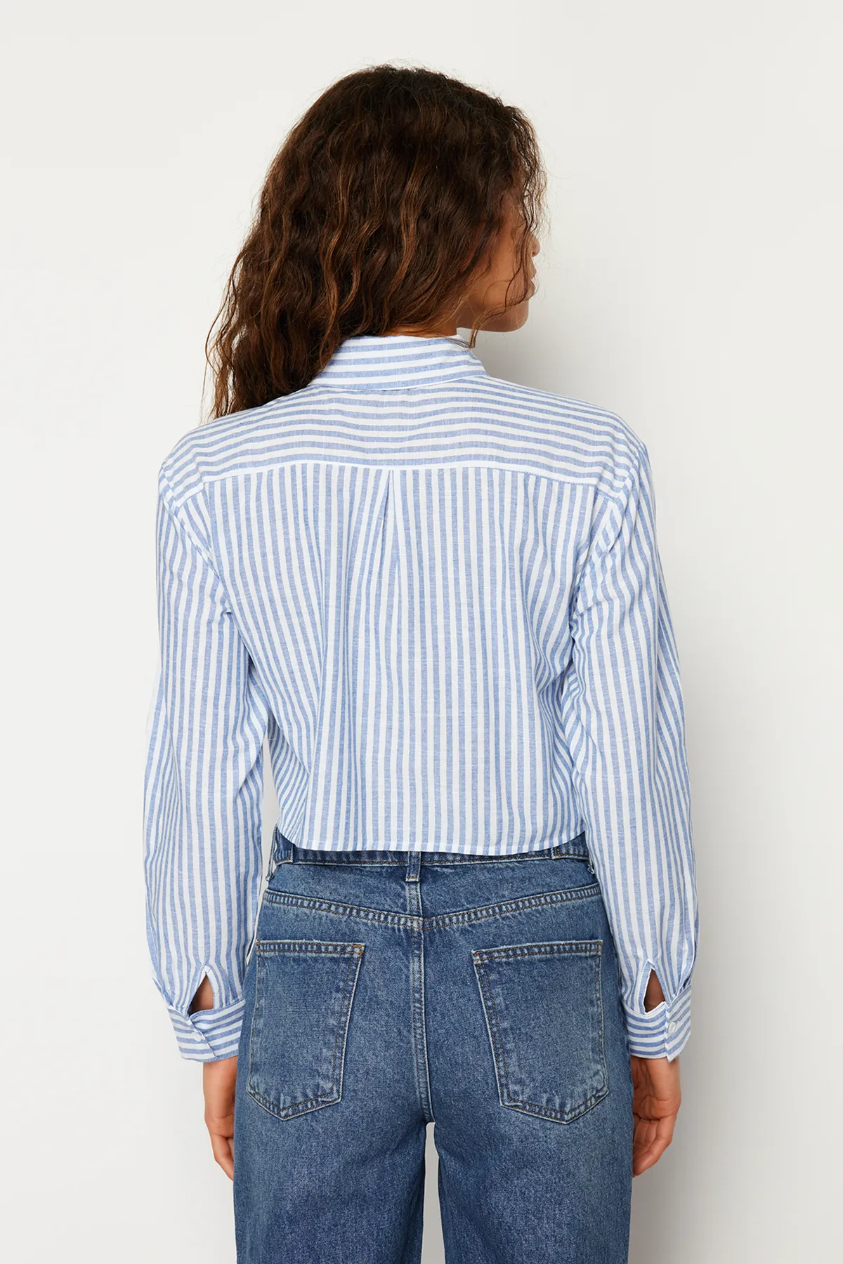 Trendyol Collection  Blau gestreiftes Crop-Shirt mit tief sitzenden Ärmeln - TWOSS24GO00092