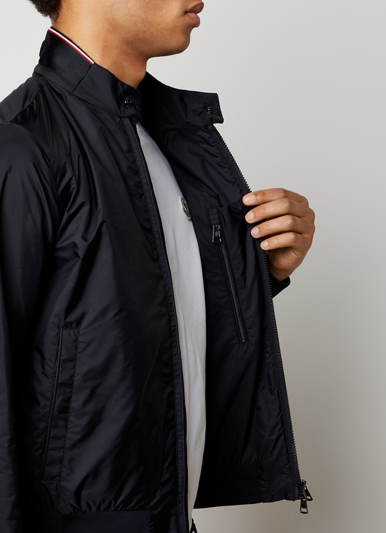 Geacă impermeabilă Moncler Reppe cu buzunare laterale.