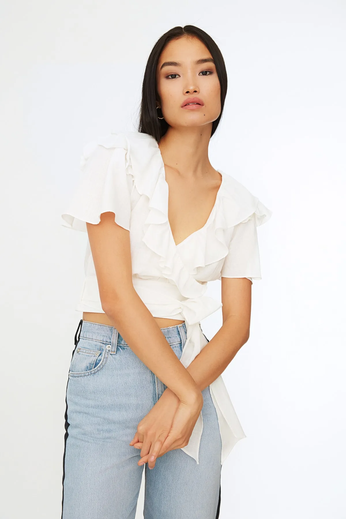 Trendyol Collection  Ecrufarbene, gewebte Bluse mit Rüschen und Bindedetail TWOSS20BZ0351