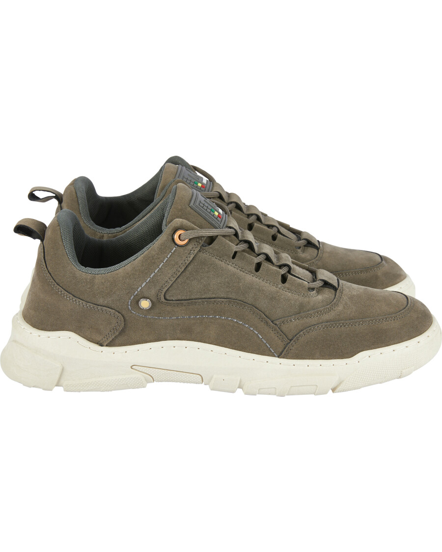 Sneaker mit Schnürung