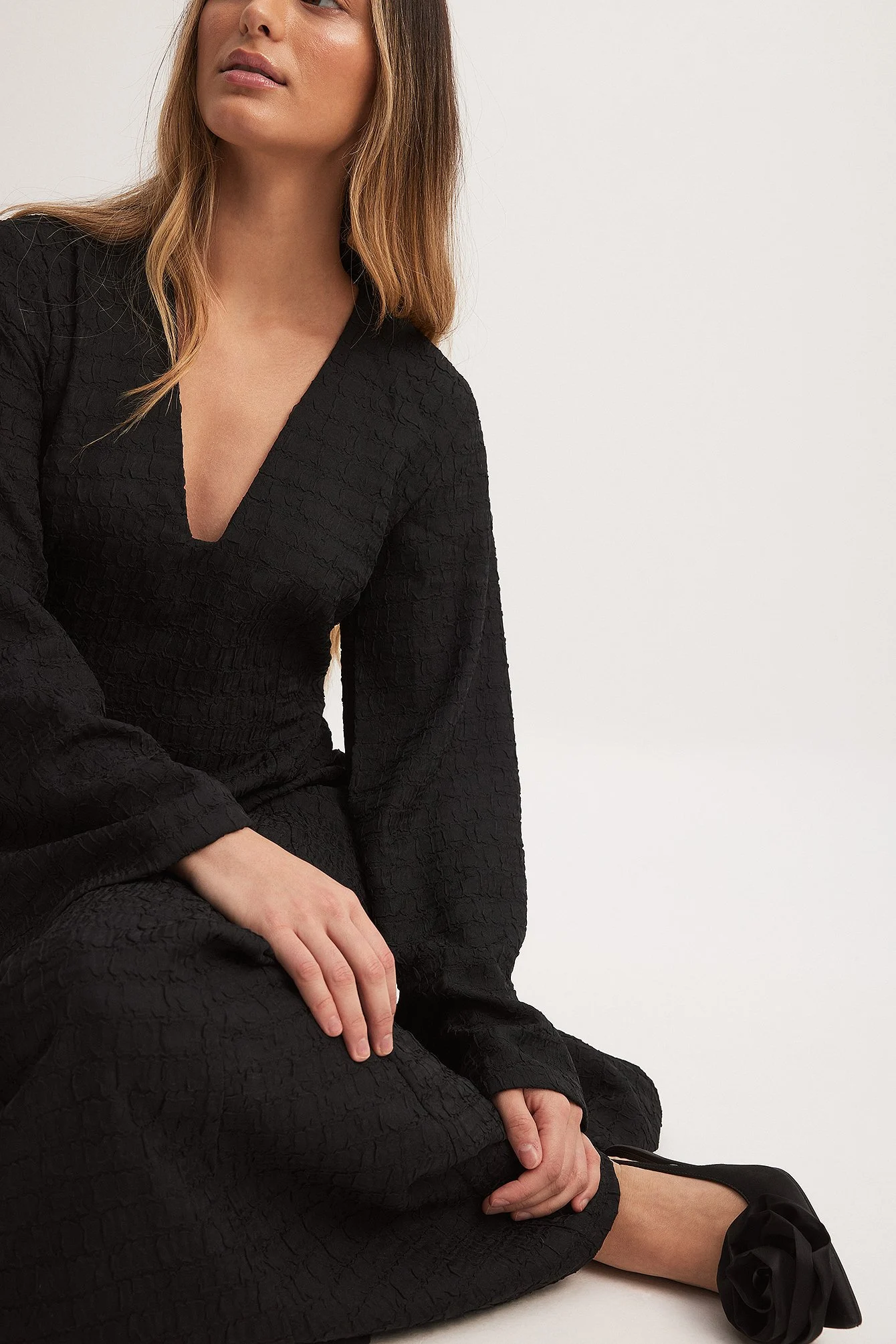 Strukturiertes langärmeliges Maxikleid mit tiefem Ausschnitt