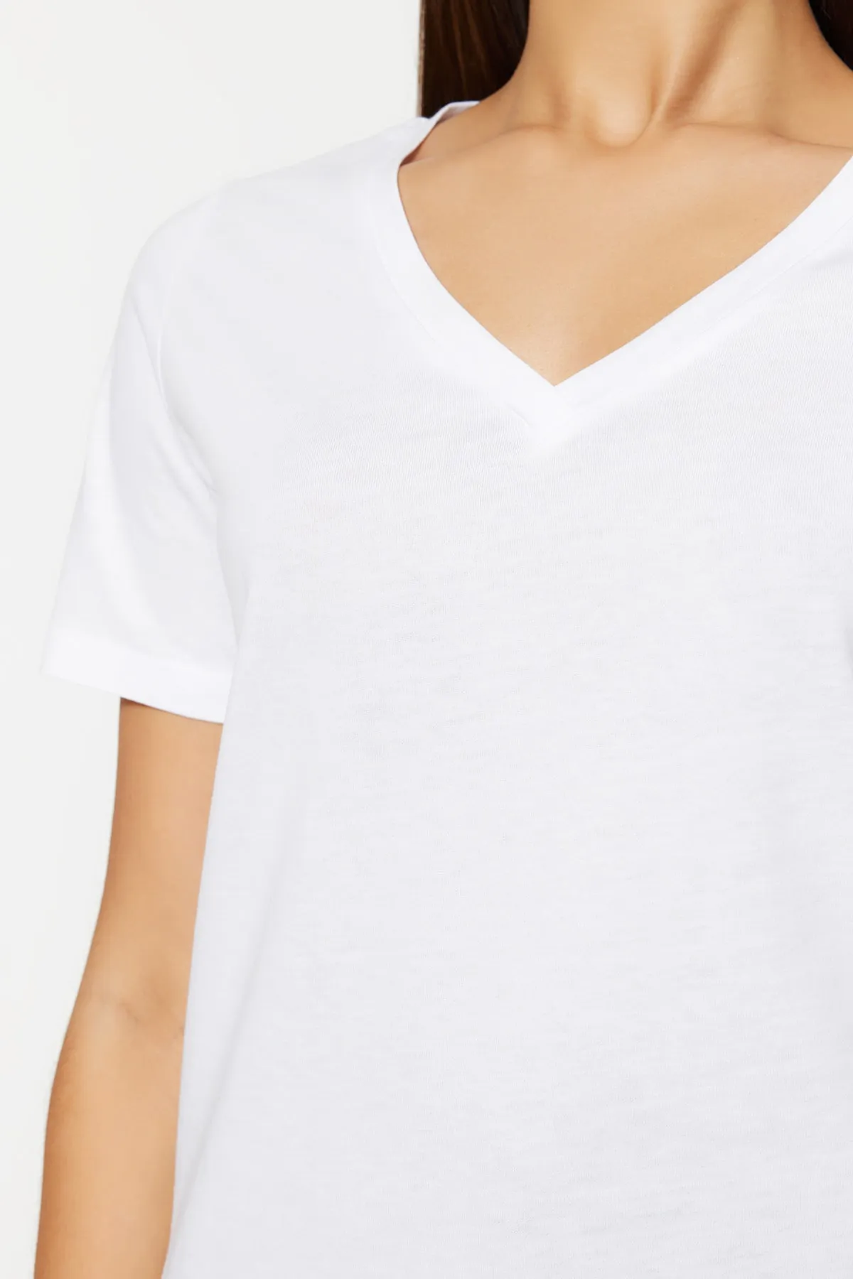 Trendyol Collection  Weißes Basic-Strick-T-Shirt mit V-Ausschnitt aus 100 % Baumwolle TWOSS23TS00001