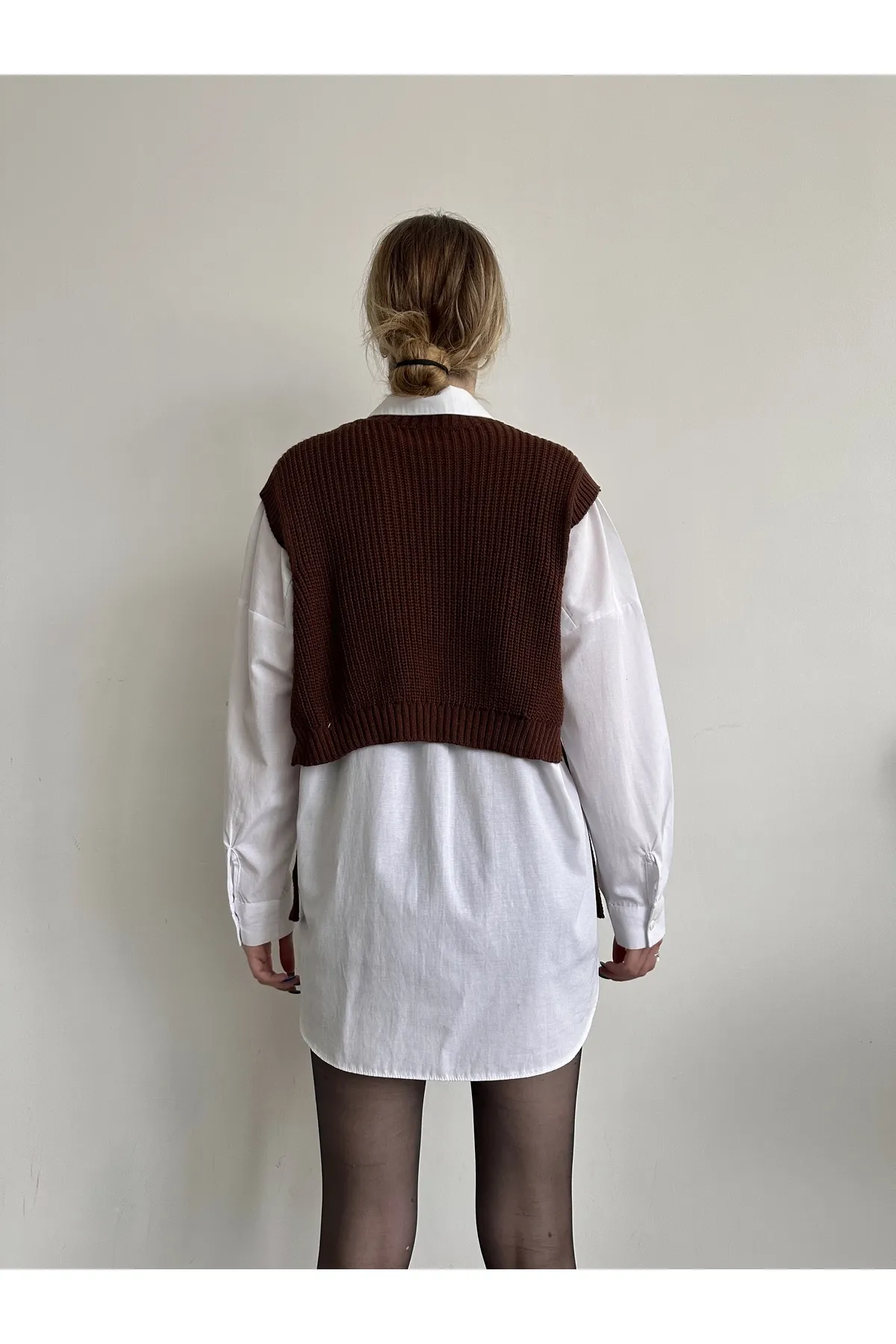 BEJNA  Damen-Strickpullover mit seitlichem Bindeband und Perlendetails in Braun