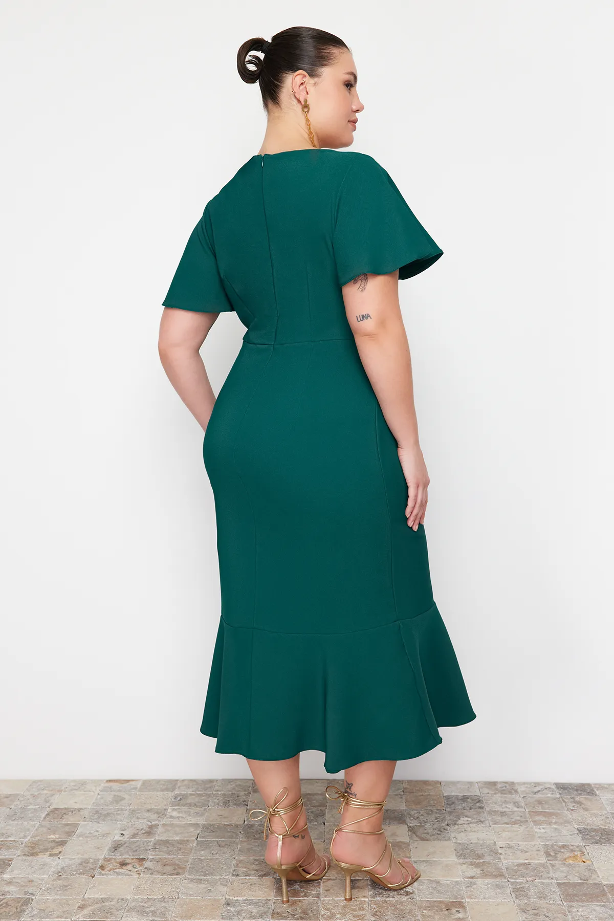 Trendyol Curve  Dunkelgrünes Finike-Webkleid in Übergröße