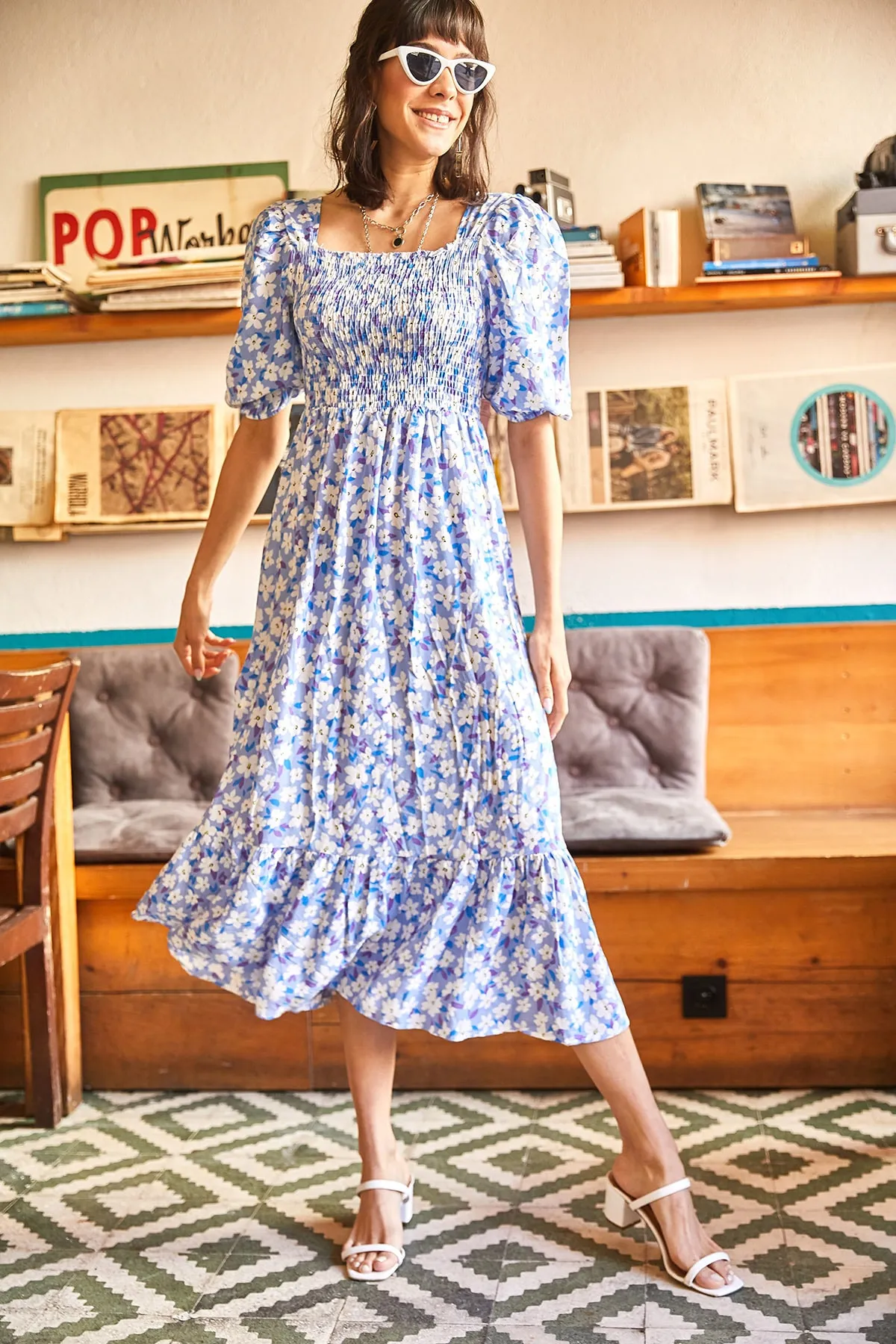 Olalook  Damenkleid aus gewebter Viskose in Blau und Weiß mit Blumenmuster ELB-19001483