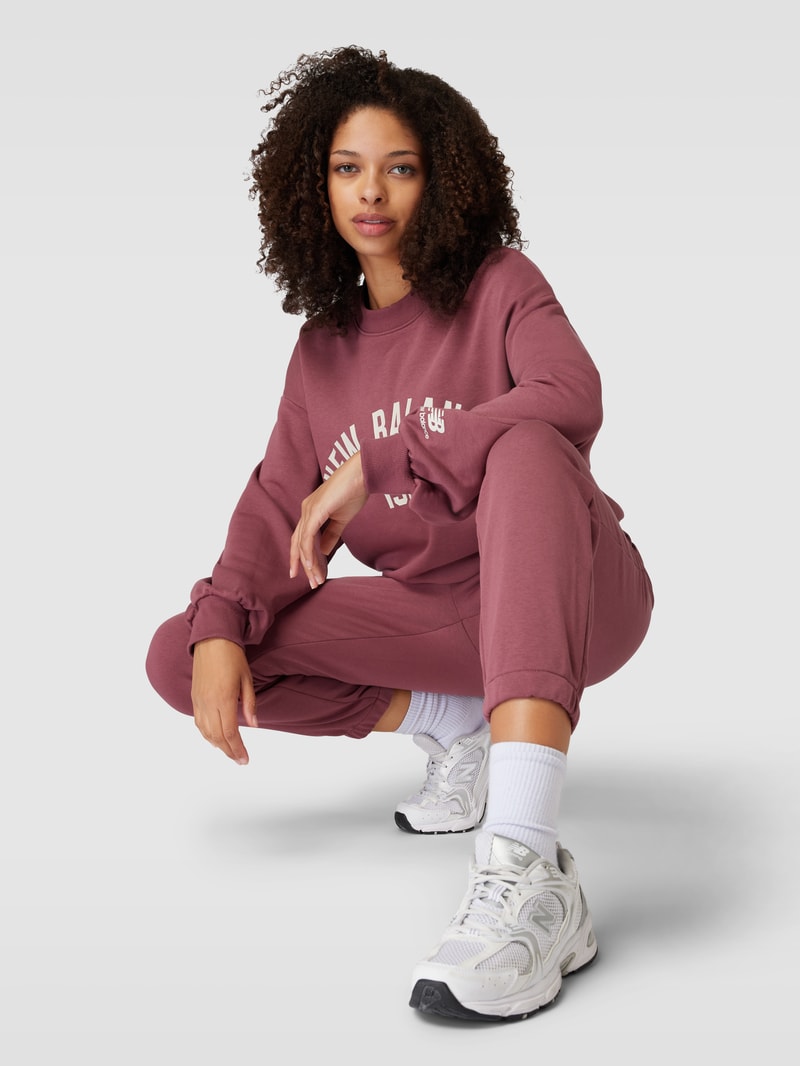 Sweatshirt mit Label-Print in dunkelrot