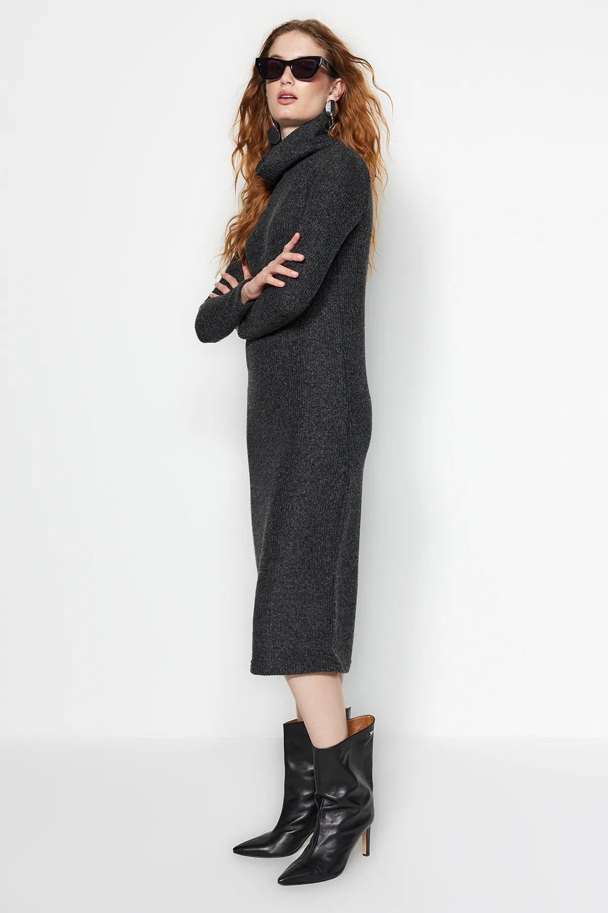 Trendyol Collection  Anthrazitfarbenes, geripptes, flexibles, gerades Maxi-Strickkleid mit Rollkragen TWOAW24EL00621
