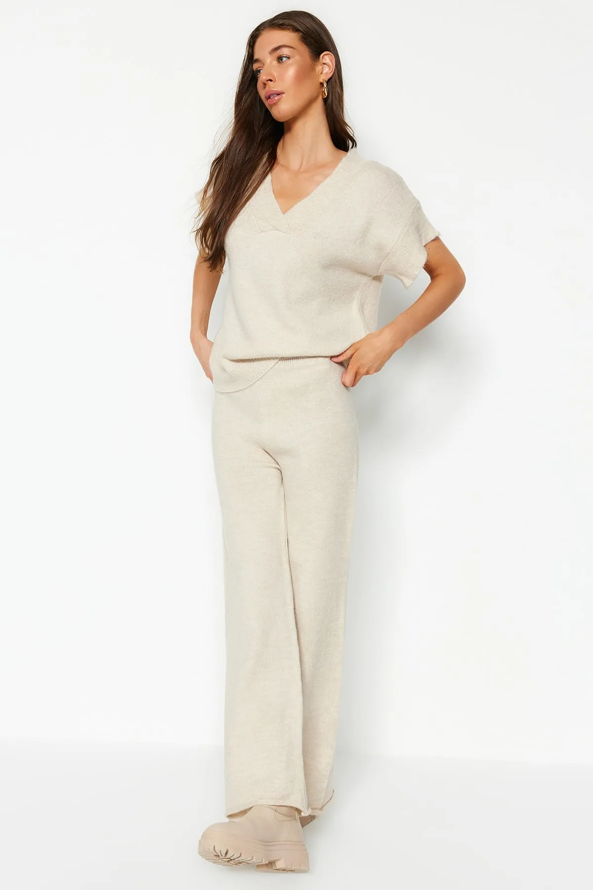 Trendyol Collection  Set aus Oberteil und Unterteil aus Strick mit V-Ausschnitt und weicher Struktur in Stein TWOAW24AU00042