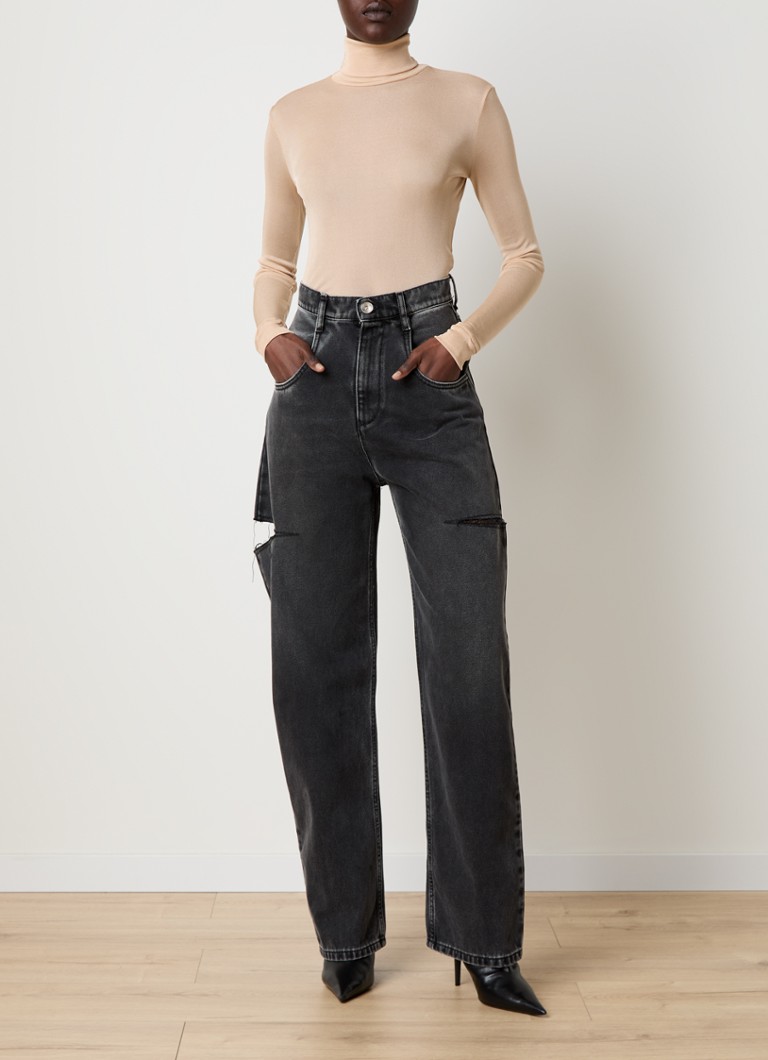 Blugi conici cu talie înaltă, de la Maison Margiela, de culoare decolorată.