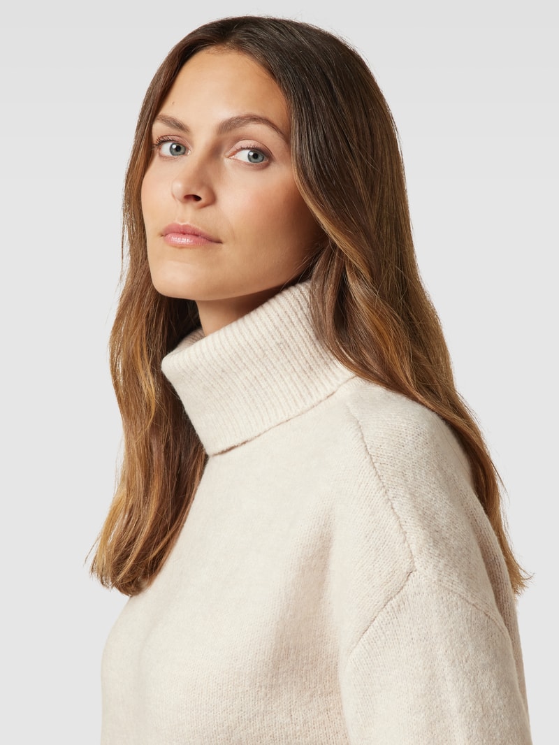 Rollkragenpullover mit überschnittenen Schultern in beige