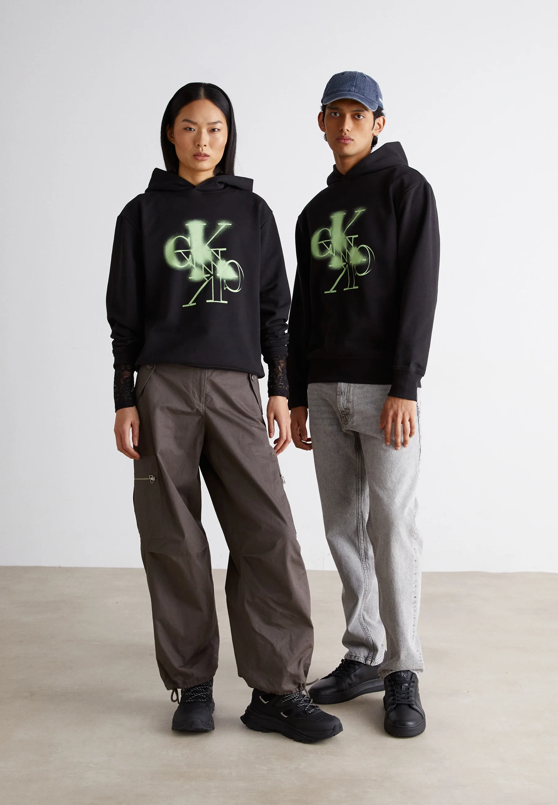 Sudadera con capucha unisex con logotipo en espejo de Calvin Klein Jeans