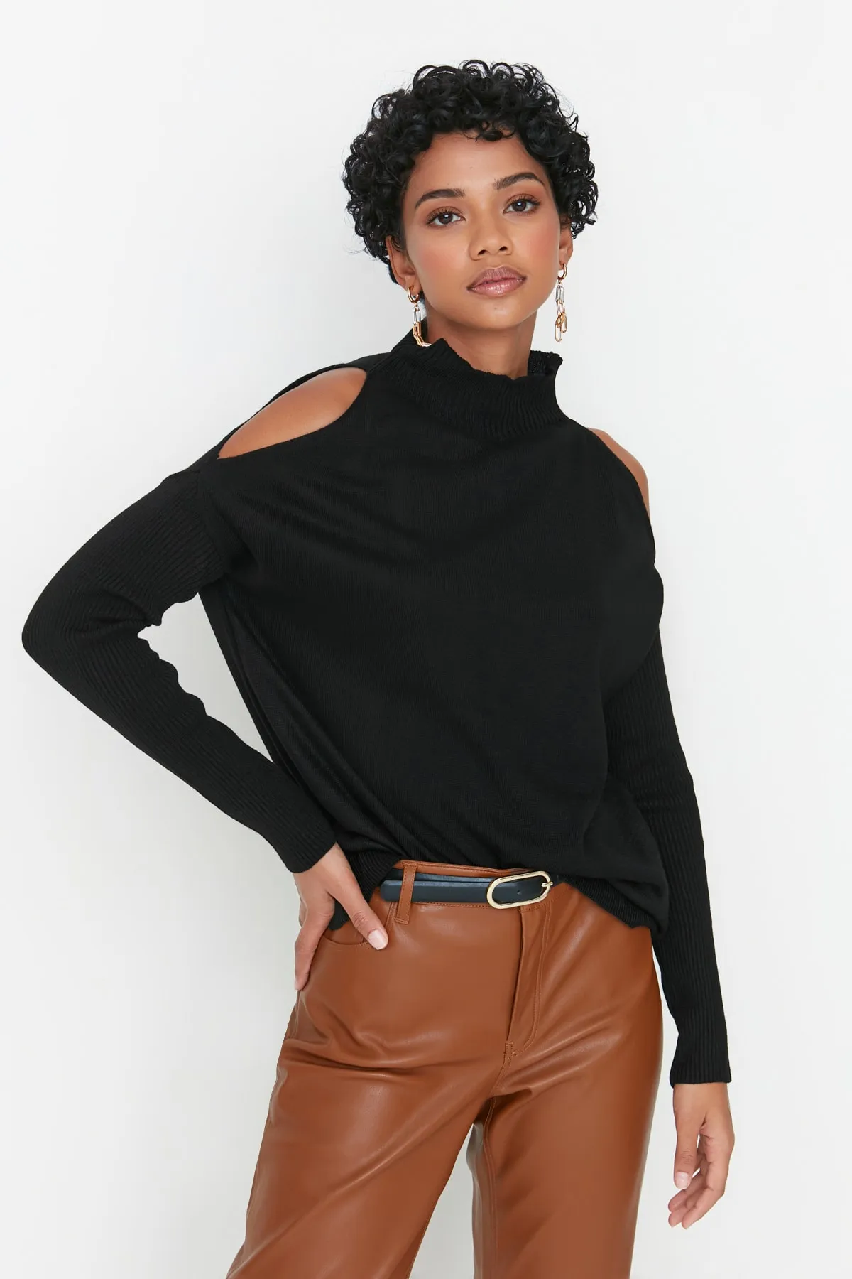 Trendyol Collection  Schwarzer Strickpullover mit Fenster/Cut-Out TWOAW20FV0064