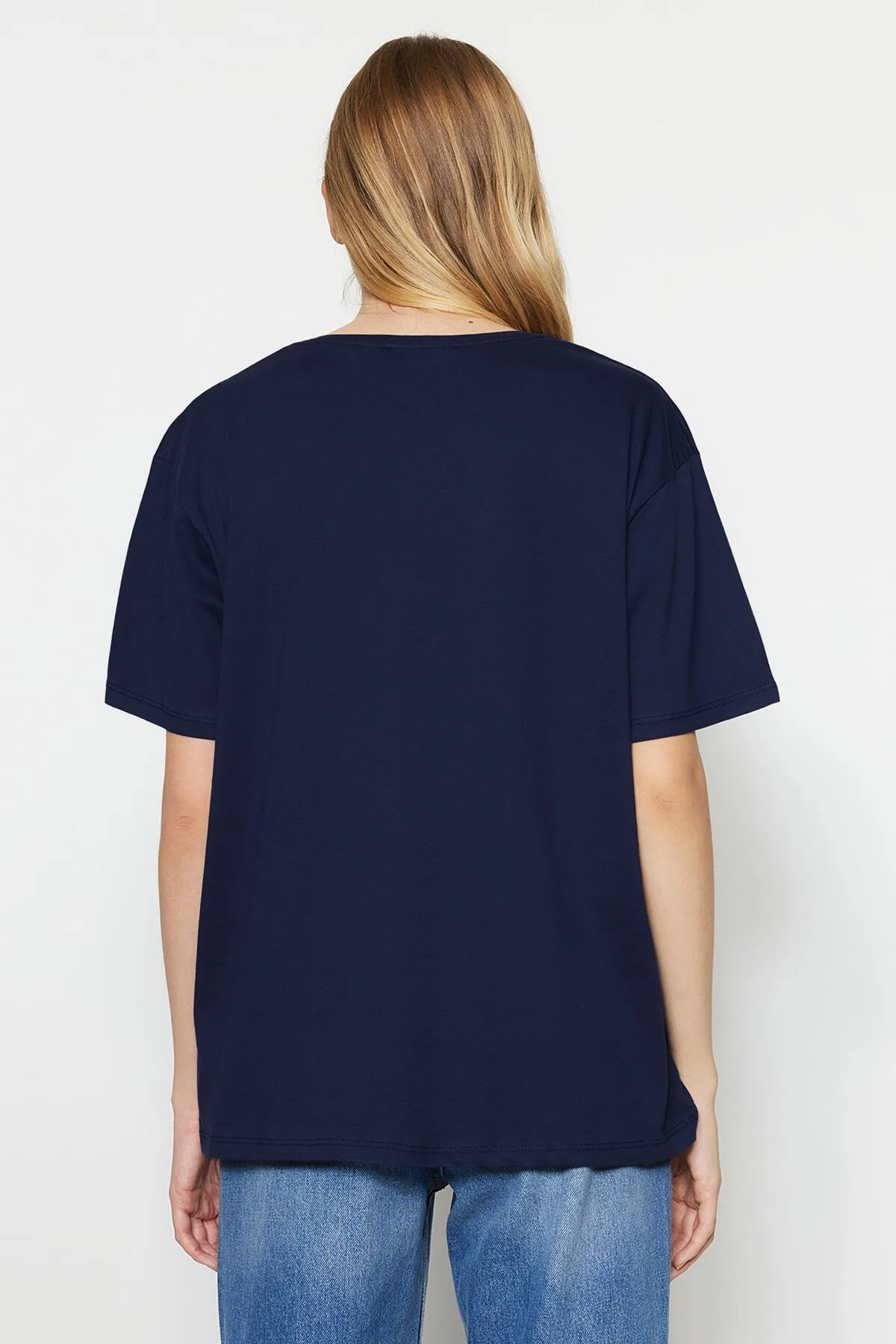 Trendyol Collection  Marineblaues, übergroßes/weites Strick-T-Shirt mit V-Ausschnitt, 100 % Baumwolle TWOSS23TS00003