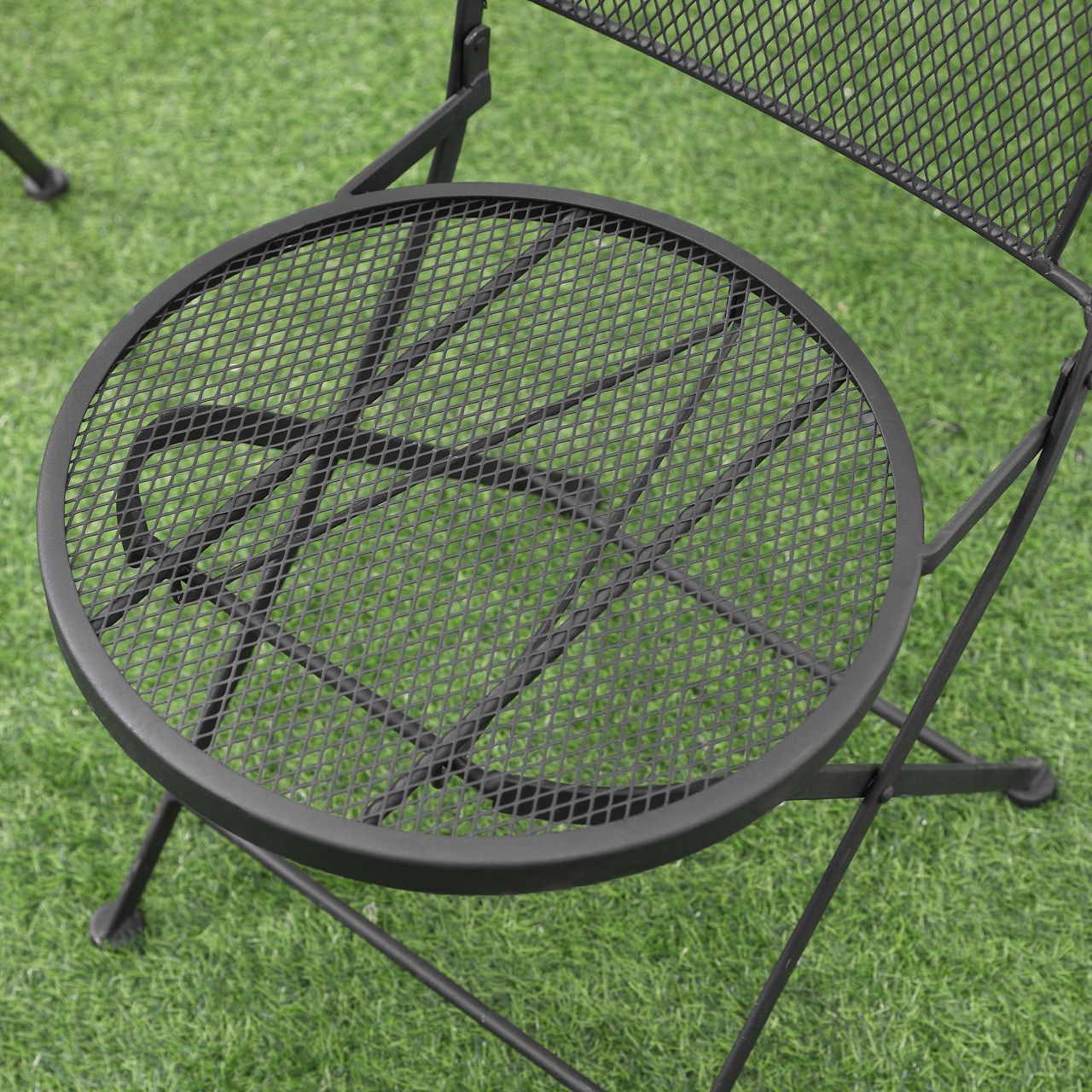 Outsunny Sitzgruppe 3-teilige Essgruppe Bistro-Set Gartenmöbel-Set Balkonmöbel Set 1 Tisch 2 Stühle mit Schirmloch Terrasse Metall Schwarz