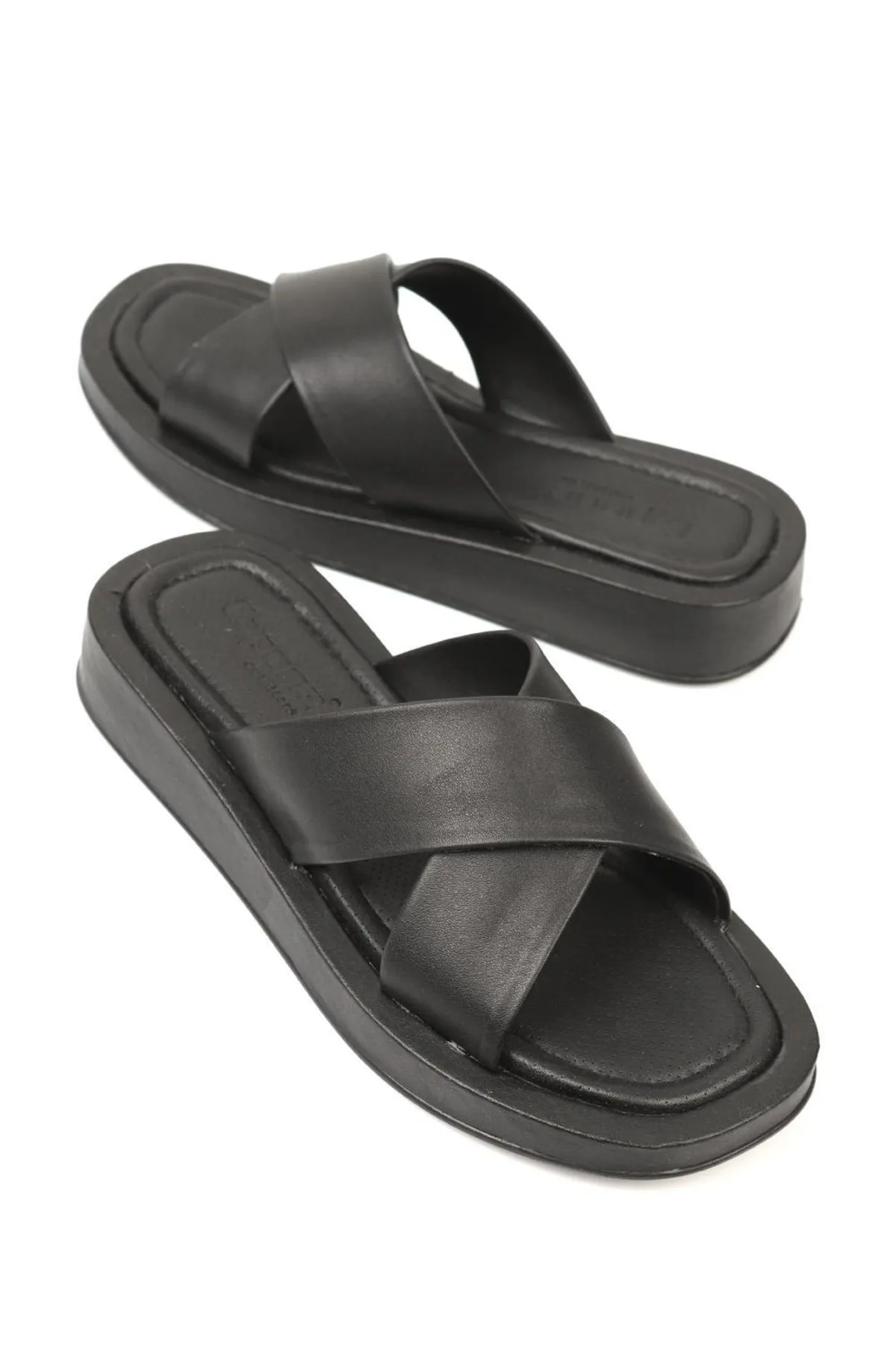 Capone Outfitters  Schwarze Capone-Hausschuhe mit Kreuzriemen für Damen
