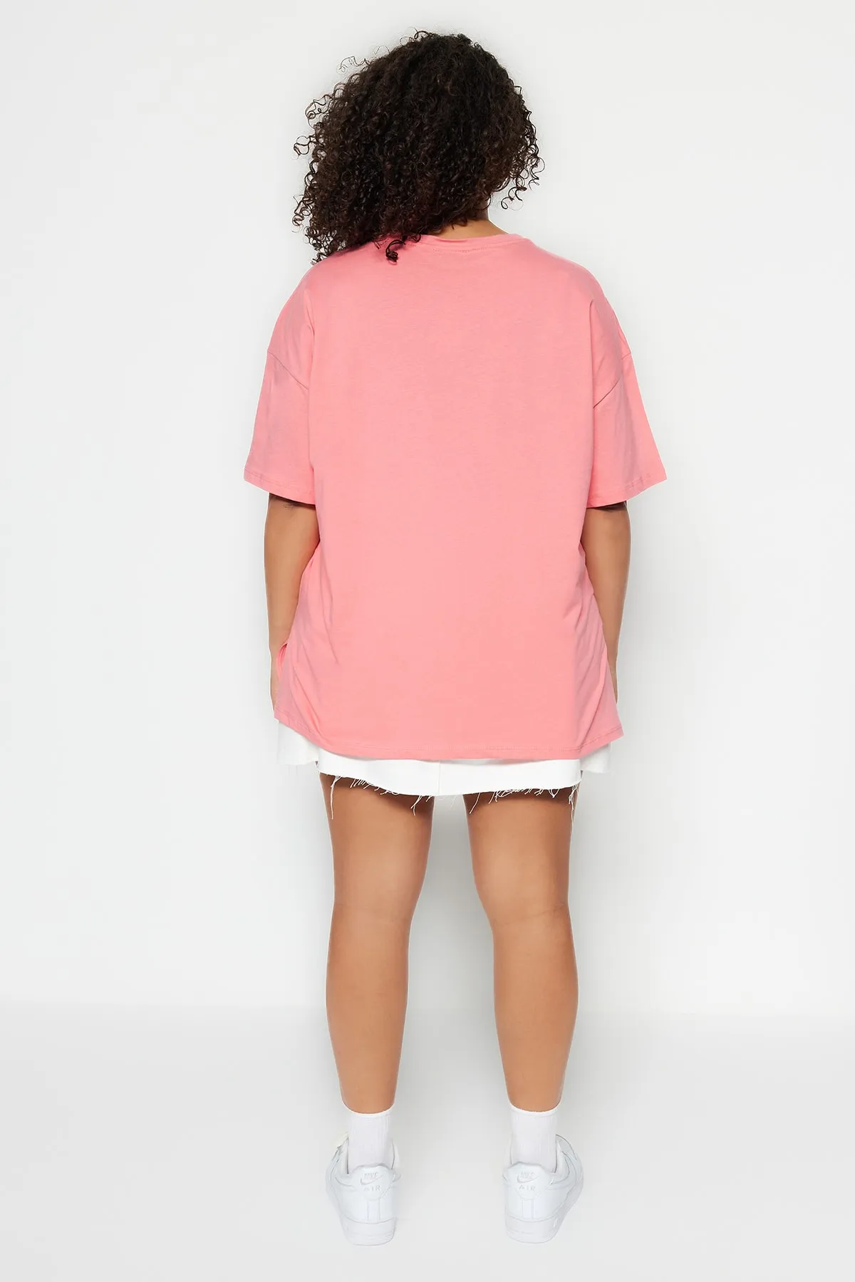 Trendyol Curve  Rosafarbenes, weit geschnittenes, bedrucktes Strick-T-Shirt mit Rundhalsausschnitt TBBSS23BF00015