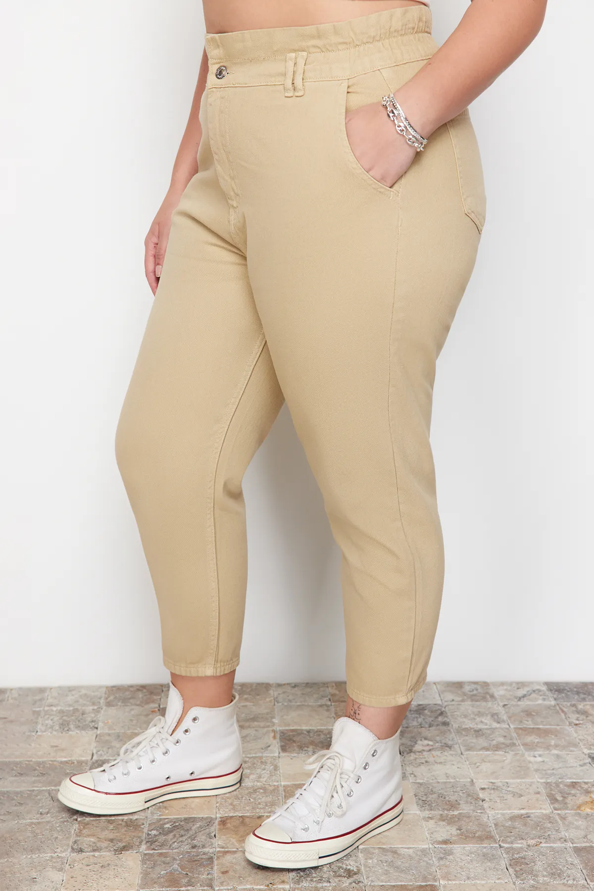 Trendyol Curve  Beige Mom-Jeans mit hoher Taille und elastischem Bund TBBAW23CJ00037