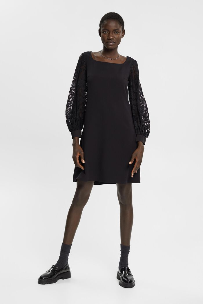 Minikleid mit Spitzenärmeln