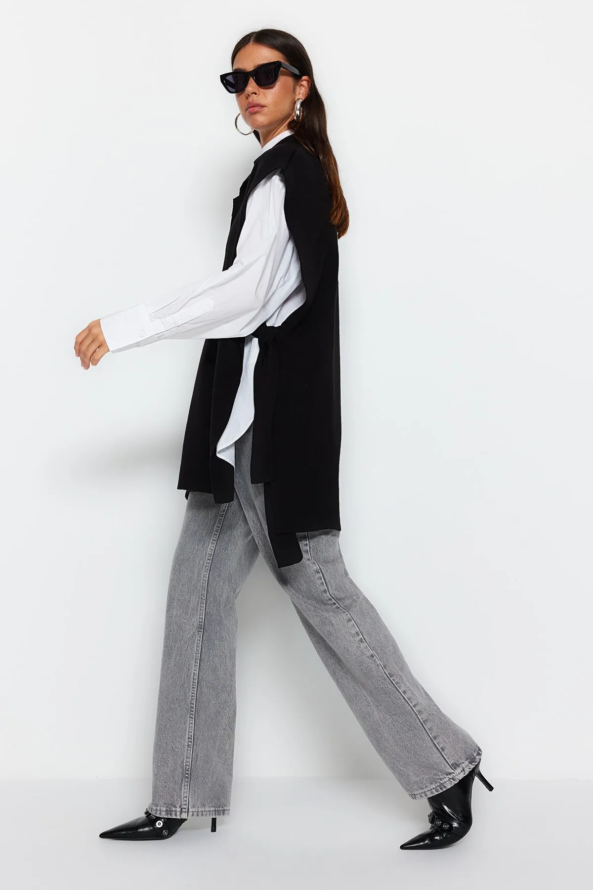 Trendyol Modest  Schwarzer Strickpullover mit Polokragen und seitlichem Bindeband TCTAW24UV00028