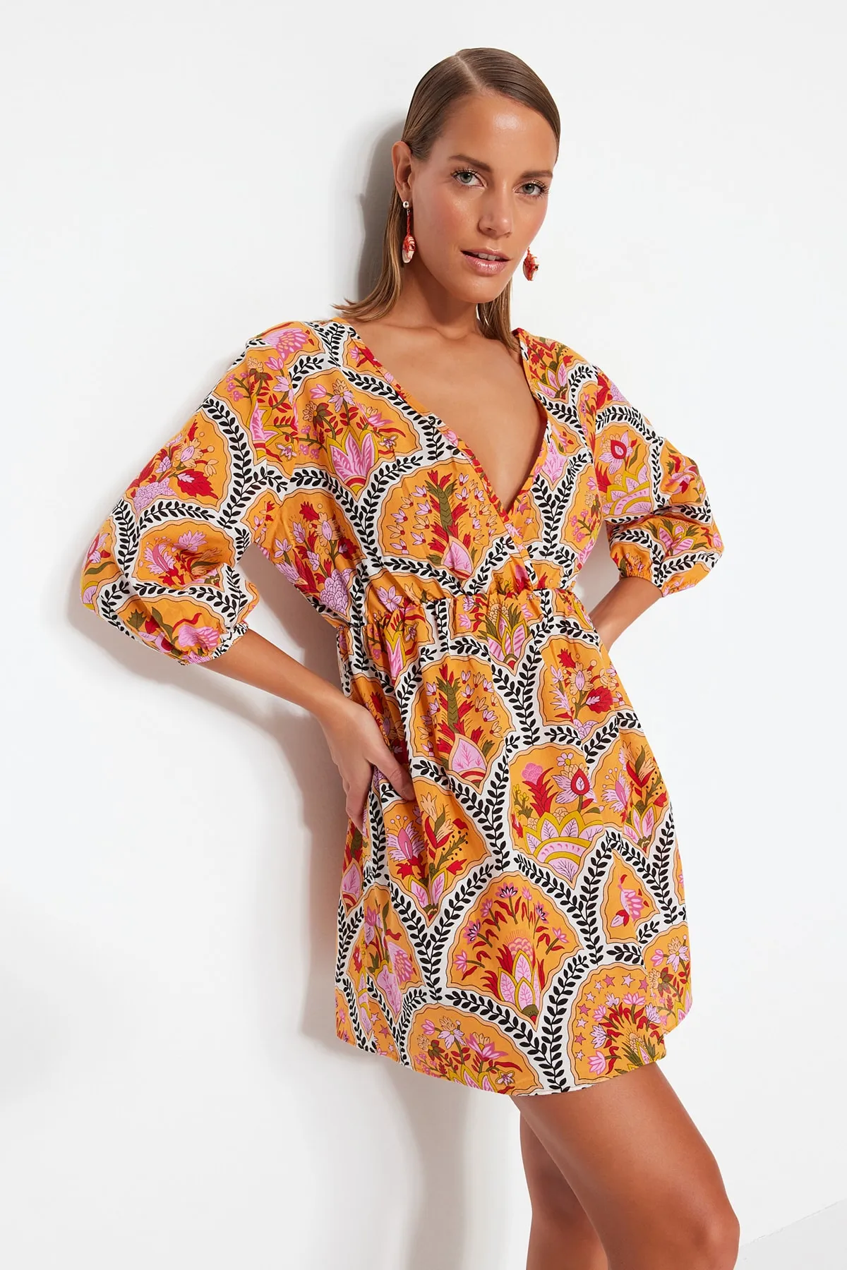 Trendyol Collection  Rückenfreies, gewebtes Mini-Strandkleid aus 100 % Baumwolle mit Blumenmuster, weiter Passform TBESS23EL00144