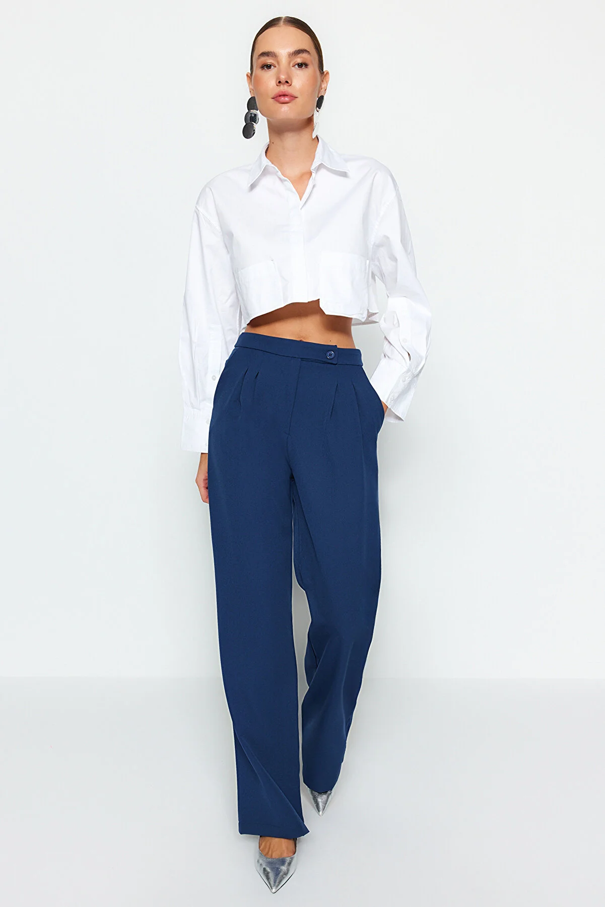 Trendyol Collection  Marineblaue gewebte Hose mit weitem Bein, weitem Bein und hoher Taille TWOAW22PL0066