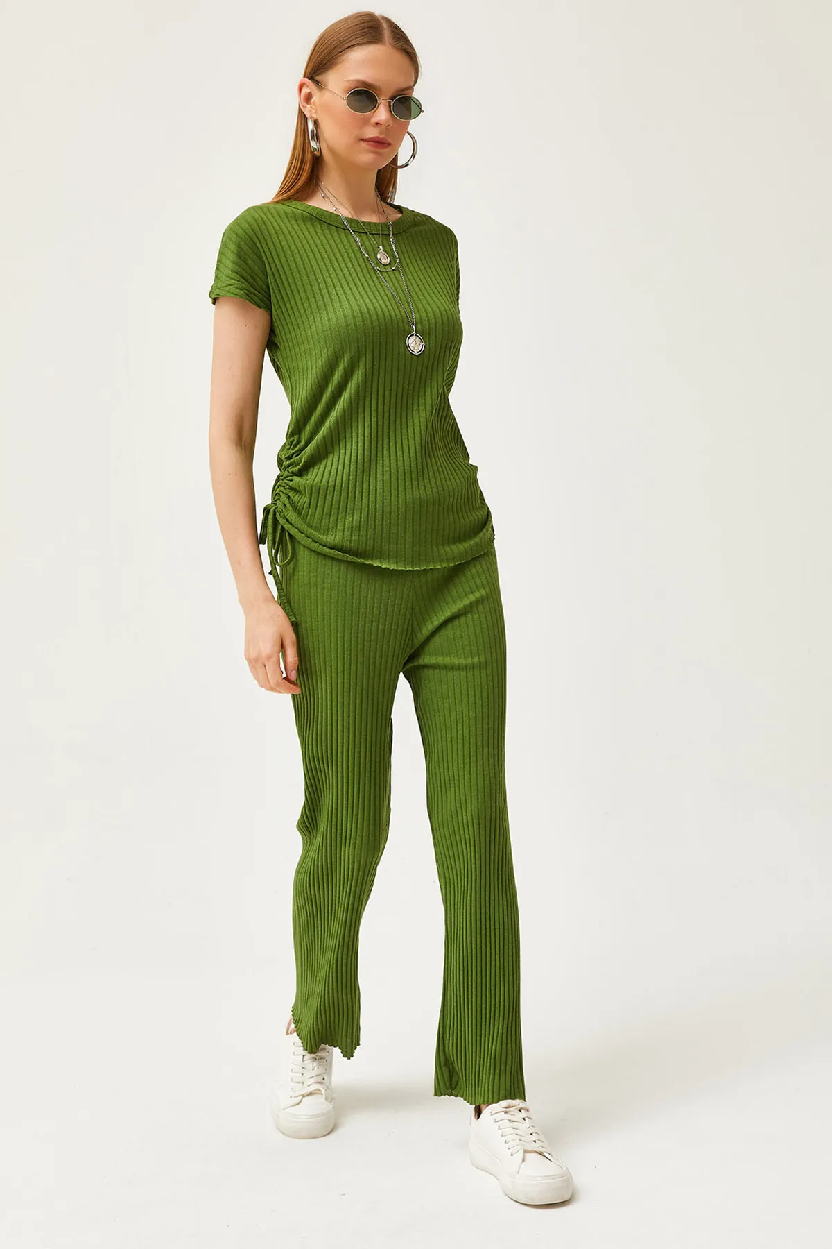 Olalook  Pistaziengrünes Damen-Set mit seitlich geraffter Bluse und Palazzo-Hose TKM-19000196
