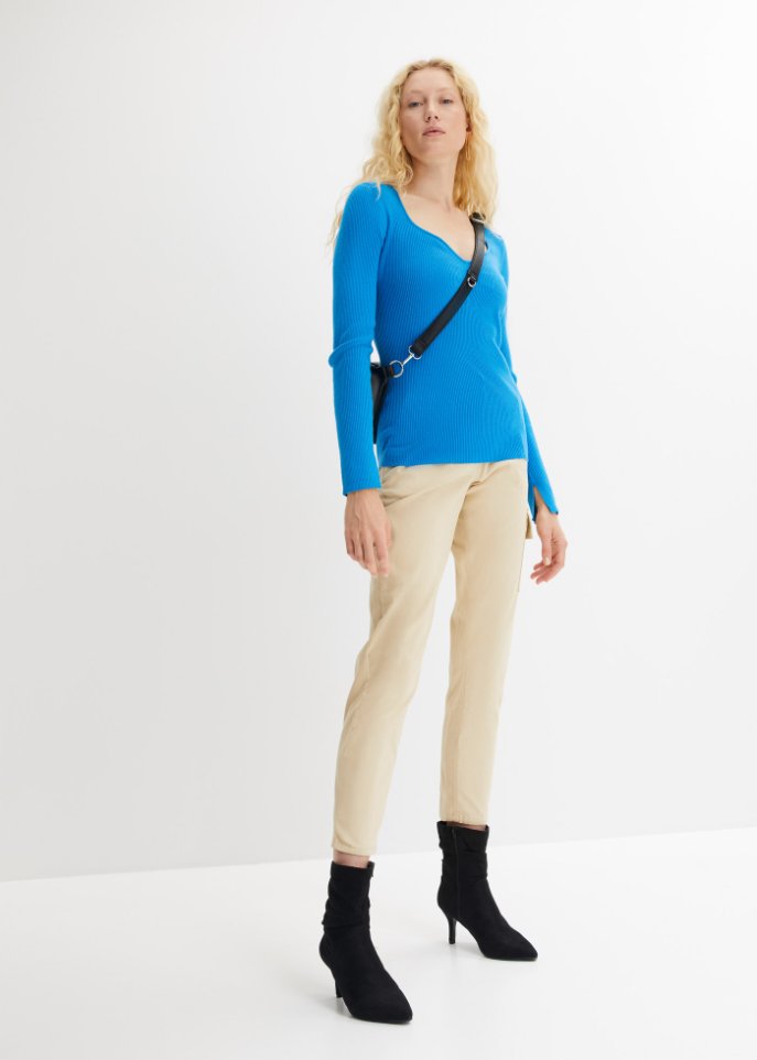 Pullover mit Herzauschnitt