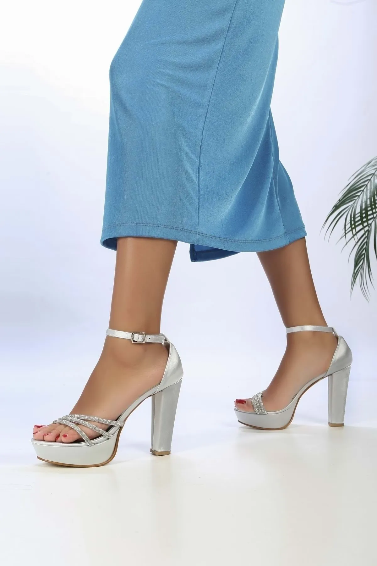 Shoeberry  Adamas Silver Satin Stone Plateau-Schuhe mit Absatz für Damen